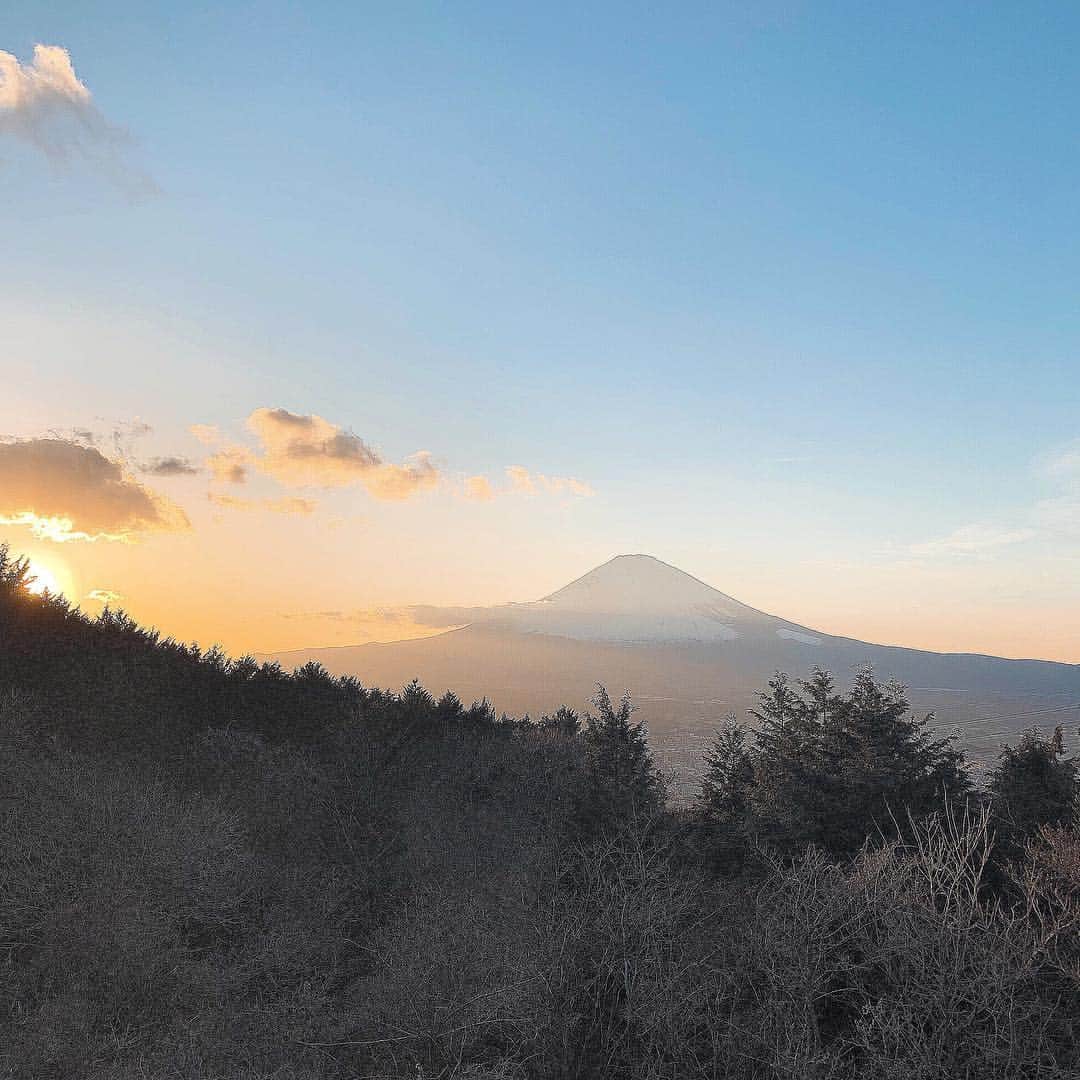 hajimeのインスタグラム：「後片付けを兼ねての久しぶりの箱根🙋‍♂️ 飲みすぎないようにいたします〜😅 富士山綺麗✨ ・ ・ ・ ・ ・ #箱根#すし#寿司#ビール#はこねずし#富士山#夜空#温泉#😴」