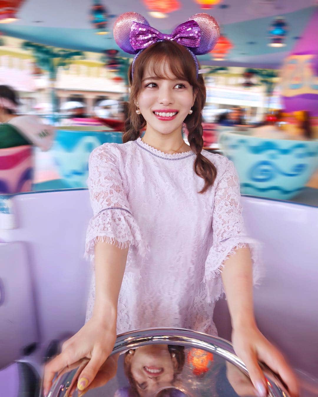 のインスタグラム：「☕️💫☕️💫💕💜﻿ ﻿ ﻿ コーヒーカップでパシャパシャ😆📸﻿ 写真撮るのむずかしーっ🤳💜﻿ . . ちょっとは躍動感あるかな？笑 ﻿ ﻿ #tokyodisneyland#disneyland#tdl#disneyig#lilybrown#linkcode#pairlook#minnie#東京ディズニーランド#ディズニーランド#ミニーちゃんコーデ#ディズニーコーデ#コーヒーカップ#バターカップ#ミニー#ミニーちゃんバウンド#ディズニーバウンド#おそろいコーデ#おそろコーデ#双子コーデ#お揃いコーデ#シミラールック#雨の日ディズニー#ディズニー写真部#三つ編み#おそろい#みいきディズニー🏰💞」