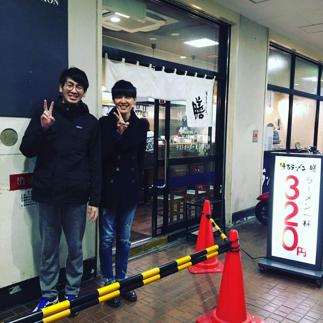 櫻井健一朗さんのインスタグラム写真 - (櫻井健一朗Instagram)「2019.3.9 福岡の劇場に呼んでいただきました。昼から夕方まで3ステ。 夜は『GIONライブin FUKUOKA』というライブを僕たち発信で打たせていただきました！ みなさんどちらからお越しですか？という質問に、ほとんどの方が福岡や、その周辺の方々だったのが、とても嬉しかったのです。（大阪のお客さんが無理して来てるだけやったらどうしようという不安）（その土地のお客さんで会場を埋められるのは私達にとってとても嬉しいのです） GIONライブin○○をいろんな場所でできたらいいなって思いました！ 泊まりにもできますがどうしますか？という連絡に、 『日帰りでお願いします』 と2人で返した根暗コンビですが、今度またゆっくり来たいと思いました！ゲストのコマンダンテありがとう楽しかった〜☺️ 合間は先輩のツジカオルコさんが、コマのヤスと、ラーメン連れてってくださいました〜☺️」3月9日 22時17分 - sakurai_k