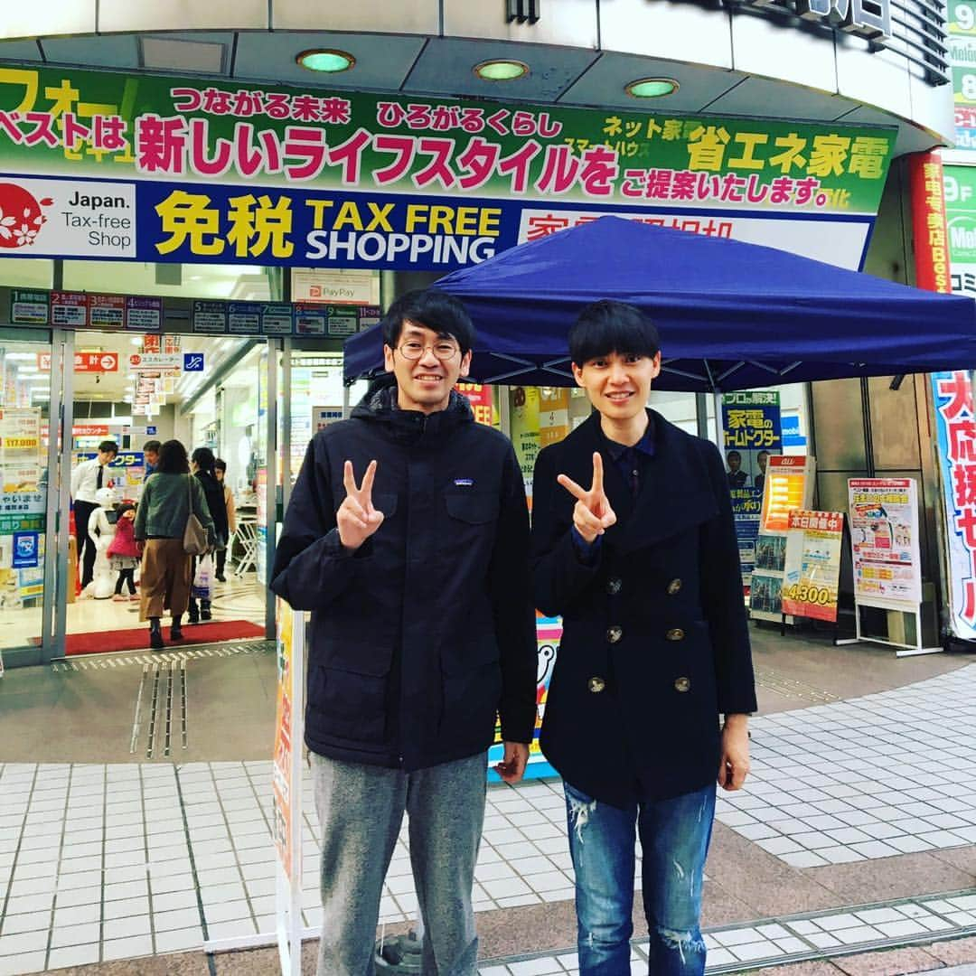 櫻井健一朗さんのインスタグラム写真 - (櫻井健一朗Instagram)「2019.3.9 福岡の劇場に呼んでいただきました。昼から夕方まで3ステ。 夜は『GIONライブin FUKUOKA』というライブを僕たち発信で打たせていただきました！ みなさんどちらからお越しですか？という質問に、ほとんどの方が福岡や、その周辺の方々だったのが、とても嬉しかったのです。（大阪のお客さんが無理して来てるだけやったらどうしようという不安）（その土地のお客さんで会場を埋められるのは私達にとってとても嬉しいのです） GIONライブin○○をいろんな場所でできたらいいなって思いました！ 泊まりにもできますがどうしますか？という連絡に、 『日帰りでお願いします』 と2人で返した根暗コンビですが、今度またゆっくり来たいと思いました！ゲストのコマンダンテありがとう楽しかった〜☺️ 合間は先輩のツジカオルコさんが、コマのヤスと、ラーメン連れてってくださいました〜☺️」3月9日 22時17分 - sakurai_k