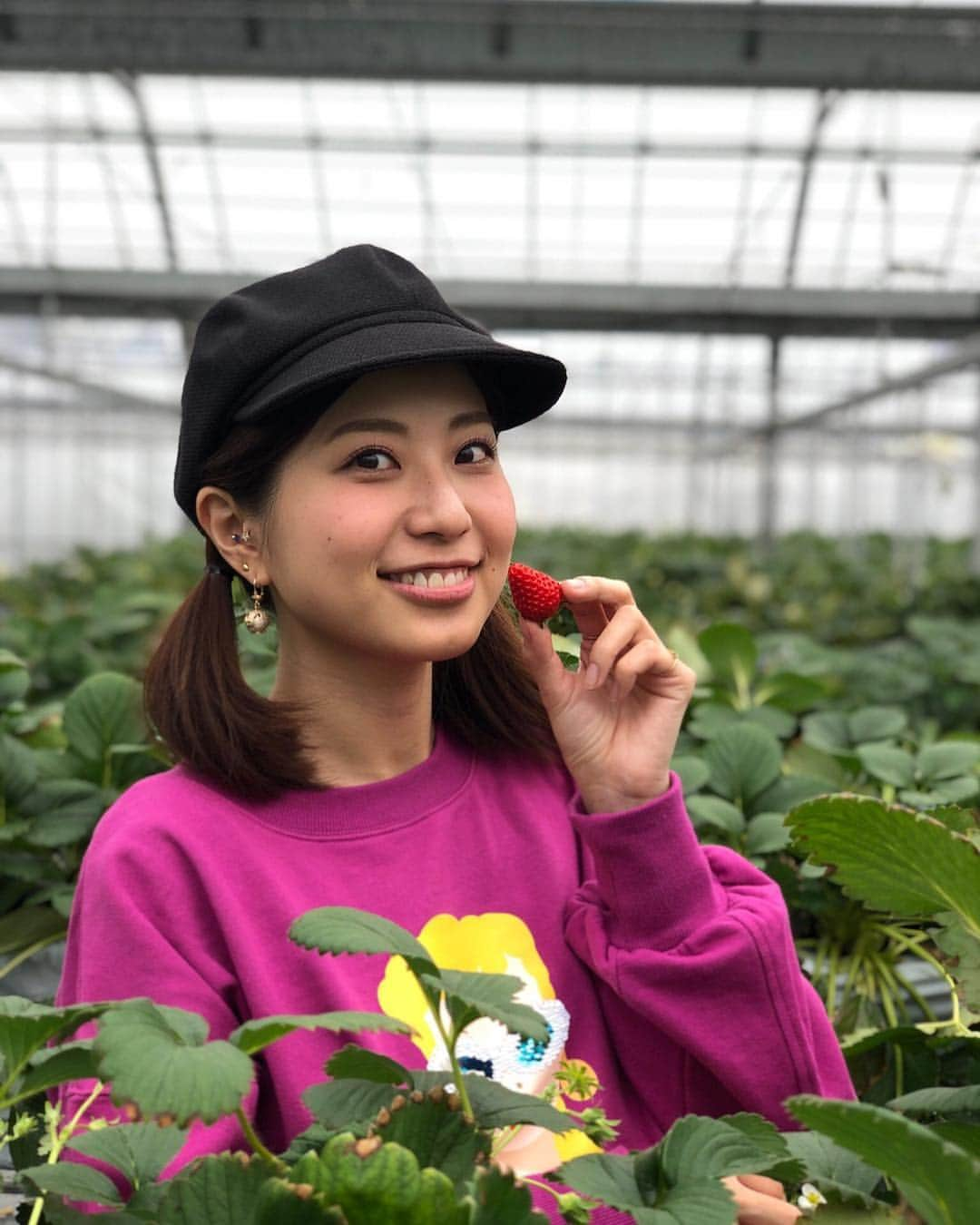 天野麻菜さんのインスタグラム写真 - (天野麻菜Instagram)「いちご狩りって初めてだった🍓 30分があっという間だった。 すごい勢いで食べた。 甘くて美味しかった🍓 また行きたいなあ🍎 #いちご狩り #静岡県 #初めて #行きました #楽しい #いちご #甘い #美味しい #食べて #撮って #忙しい #あっという間 #30分 #めっちゃ #食べた」3月9日 23時00分 - akaringo_mana