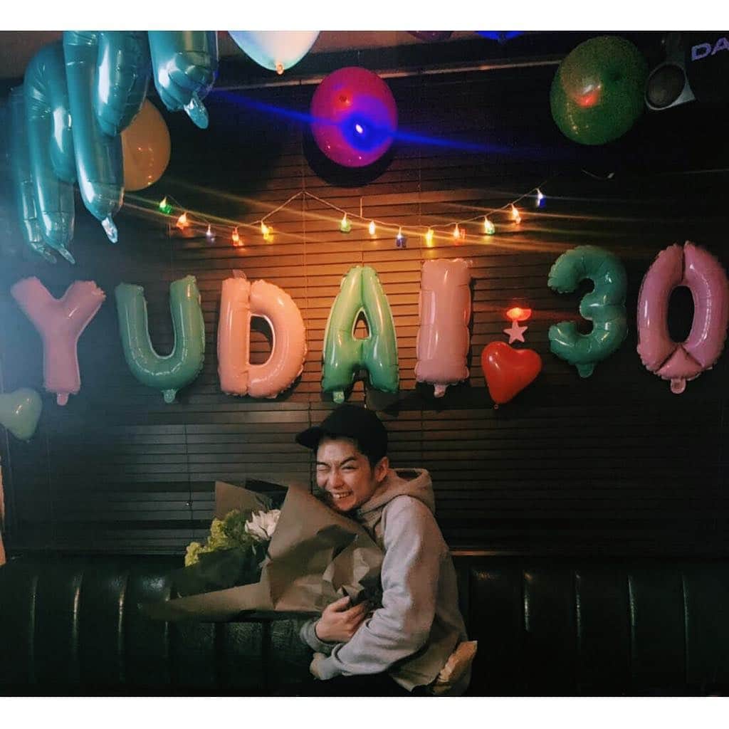 千葉雄大のインスタグラム：「30歳になりました。 三十路という素敵な道を 歩けますように。 いろんなことに蓋をして生きるのは 時に楽かもしれないけれど、 目の前にあるちょっとの幸せを 見逃さないようにしたい。 挑戦することを忘れずに 攻めて参りますので、 たのしんでいただけたら。 千葉雄大(30)もよろしくです。」