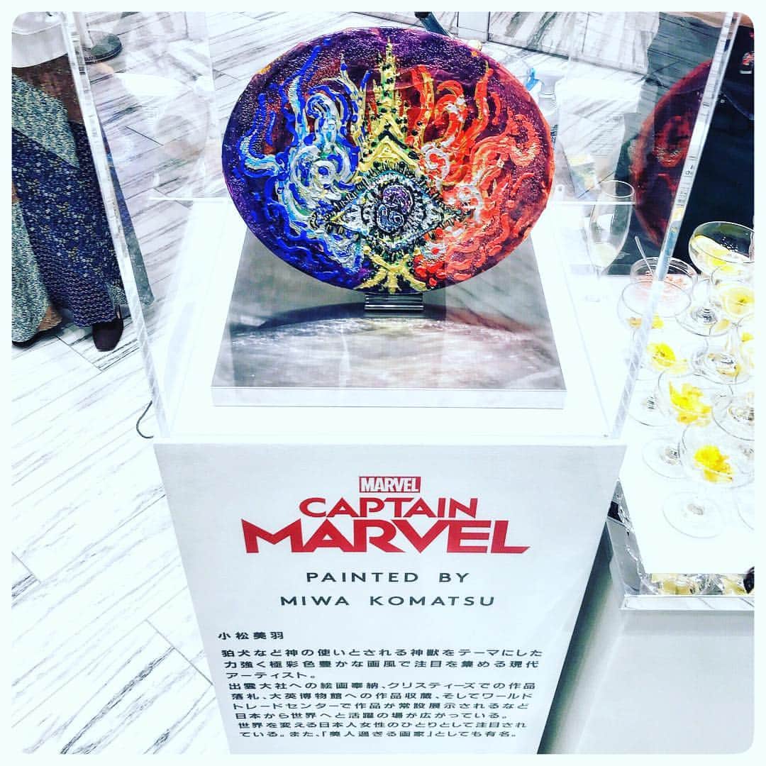 のインスタグラム：「【TRINITY (三位一体)】 Inspired by @captainmarvelofficial @marvel  Holding by @disney  Created by MIWA KOMATSU — 《Period 3.8fri -  3.17sun》 Please pay a visit (^^)/ #marvel #disney #captainmarvel #contemporaryart #thisismiwakomatsu #barneysnewyork #roppongi #japan」