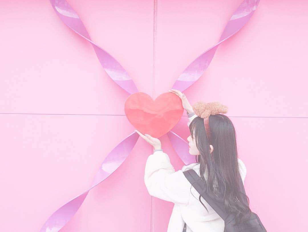 のインスタグラム：「. . . 長年ユニババアしてますが、  ここで初めて撮りました🎀 映えって感じ🎀 . . #usj #ユニバ #ユニバーサルスタジオジャパン #universalstudiosjapan  #ティム #ティムコーデ #ミニオン  #ミニオンのくま #ユニバーサルワンダーランド  #ハローキティ#usjキティ  #japanesegirl #japaneseidol . .」