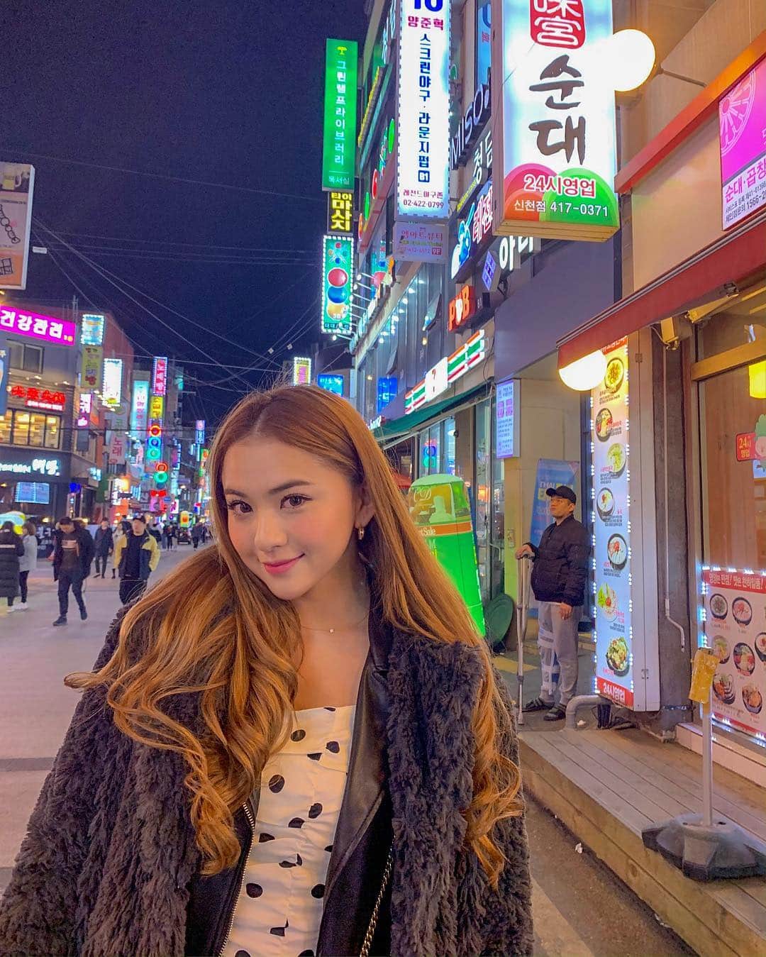 のインスタグラム：「ゆっくりお買い物とかして 夜ご飯💓🇰🇷 本当に楽しい街、韓国♥️ 時間が足りない😭🔥 明日も買い物いきたい所がいっぱい‼︎🥺💖 #korea #Seoul #travel #dayoff #makeup #ootd #cjd_karen #japanesegirl #me #smile #韓国」