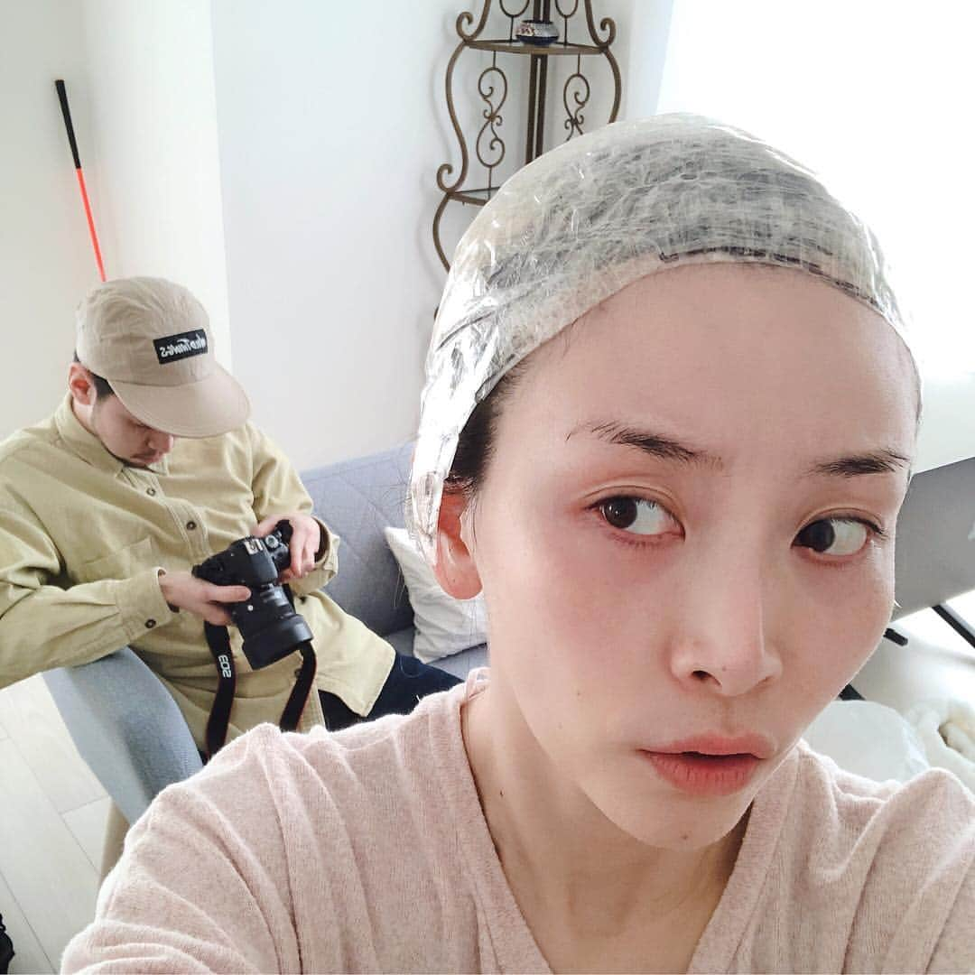 佐々木あさひさんのインスタグラム写真 - (佐々木あさひInstagram)「弟がストローでウィッグを作ってくれました🥤それに合わせてメイクをしていきました💄気付いたら５時間黙々とやってました。疲れた。笑 4枚目のスキンヘッド👩🏻‍🦲の時は不安でしかなかったけど、弟の想像してる完成形と合わせられて良かった😂 ちゃんとした写真はまた弟がくれると思うので、記録として自撮りだけ先に。 @hrmner #後頭部はハゲてる #十円ハゲ超えて千円ハゲ #角度が大事 #straws #wig #diy #brother #siblings」3月10日 0時00分 - asahisasaki