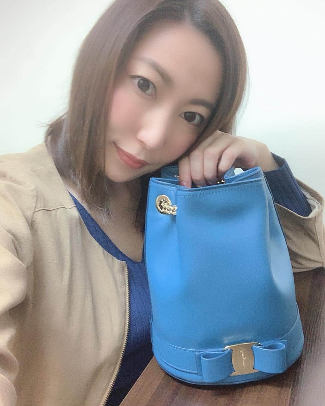 のインスタグラム：「今日はクラスAさんだよー😊 たのしみましょー♩  新しい春バッグ買ったら、みんな褒めてくれるー( ^ω^ ) 今日もクラスAさんのスタッフさんに、バッグかわいいですね！って褒められた😊 ご機嫌( ^ω^ )♩ #青が好き」