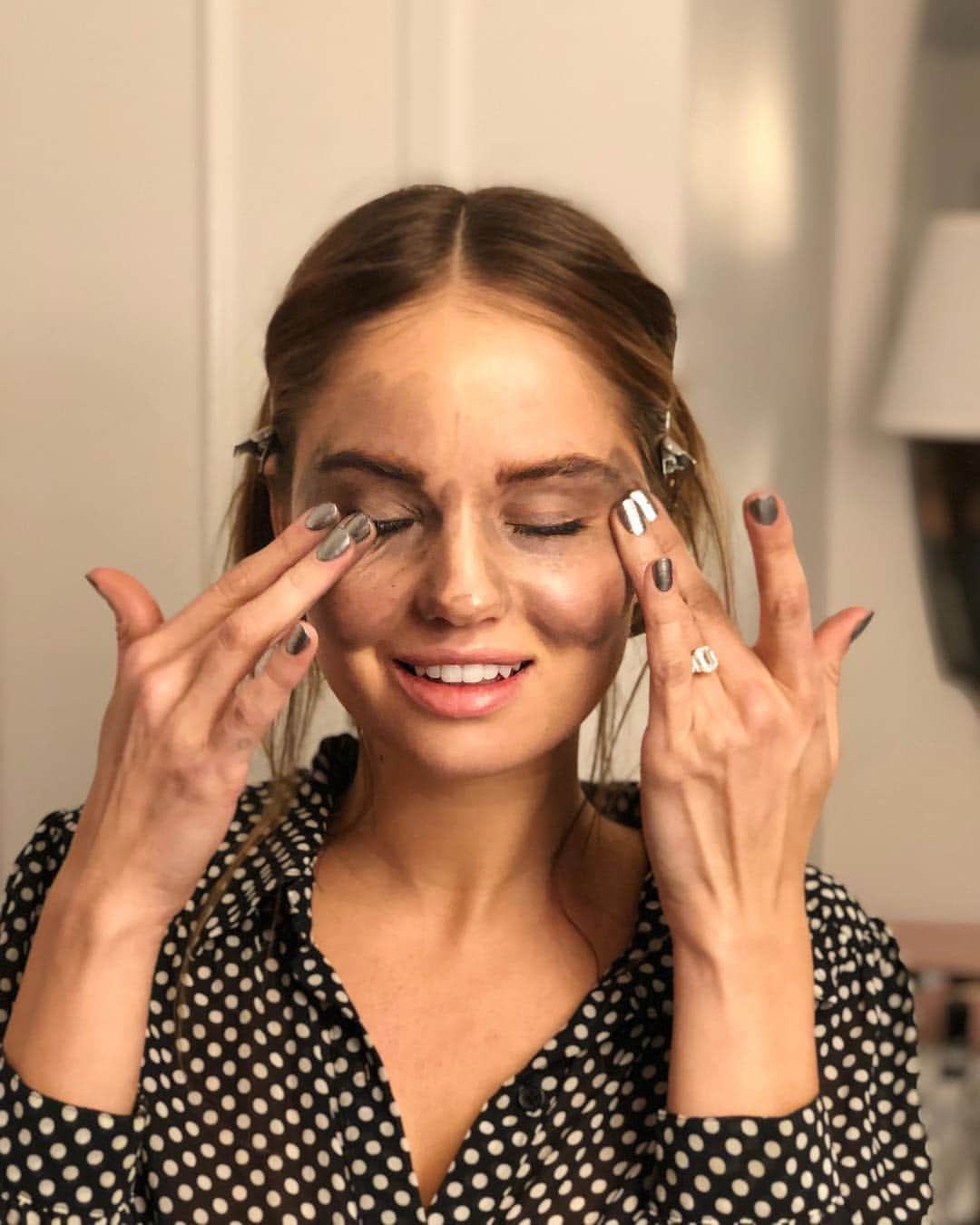 デビー・ライアンのインスタグラム：「love makeup, big love to wash it off, lmao at the mess I’m making of my face between shows」