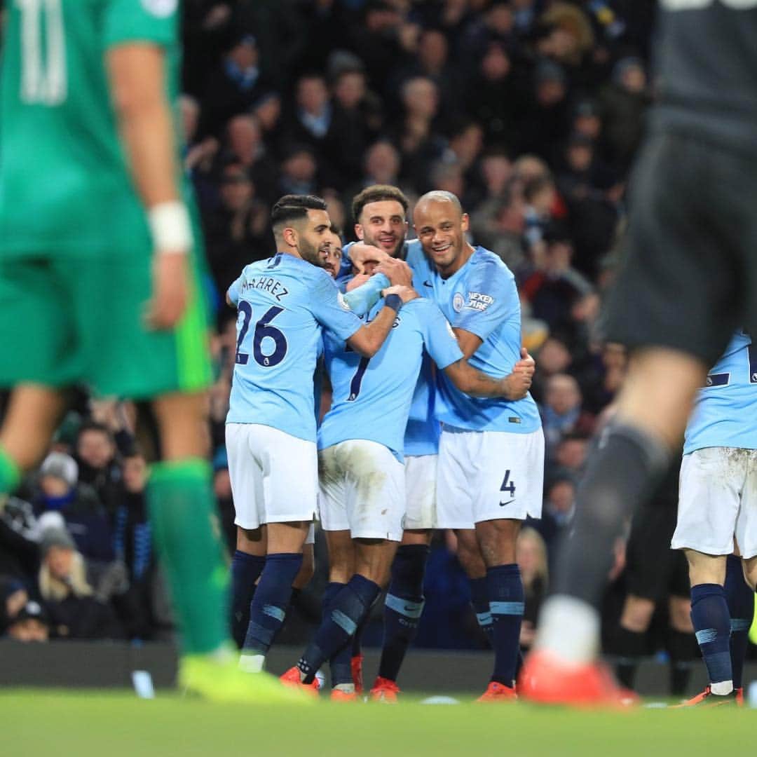 ヴァンサン・コンパニのインスタグラム：「Awesome win and overall performance. Well done to the big man @sterling7, nice hat-trick. More to come, keep it going. #mancity」