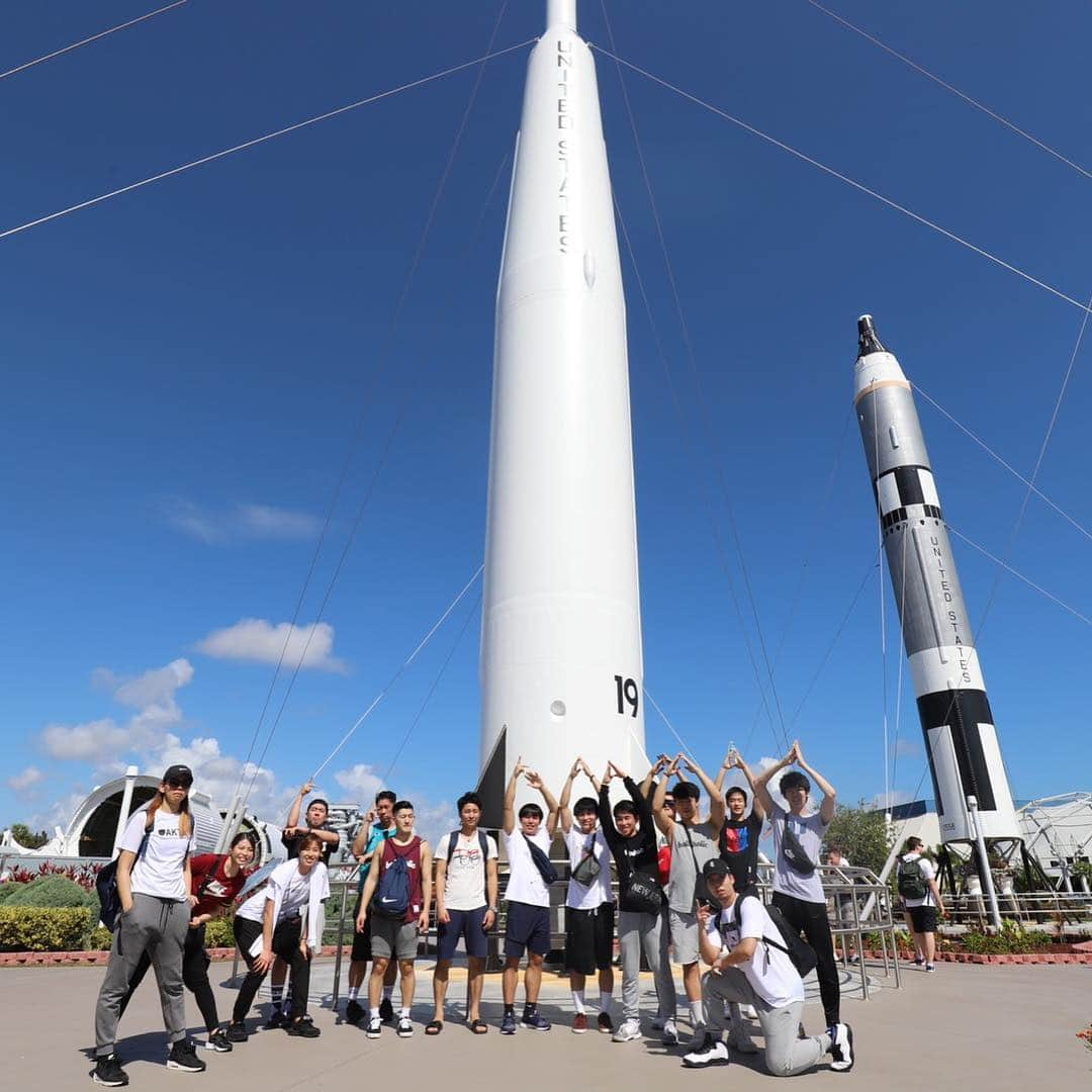 矢野良子さんのインスタグラム写真 - (矢野良子Instagram)「shoe hurry skills camp in FLORIDA  DAY1か2  w ✨NASA✨  ロケット凄〜い 建物でか〜い  って、子供か！！ w  ここでも またハプニングありましたよ  また後日載せますね。笑笑  心残りは宇宙服着てみたかったわー。  #shoehurry #守破離 #RHYMES #RSC #2handsbasketball #miamihoopschool #stance #ありきたりはつまらない #uncovertheuncommon #florida #orlando #miami」3月10日 7時36分 - ryo_yano12