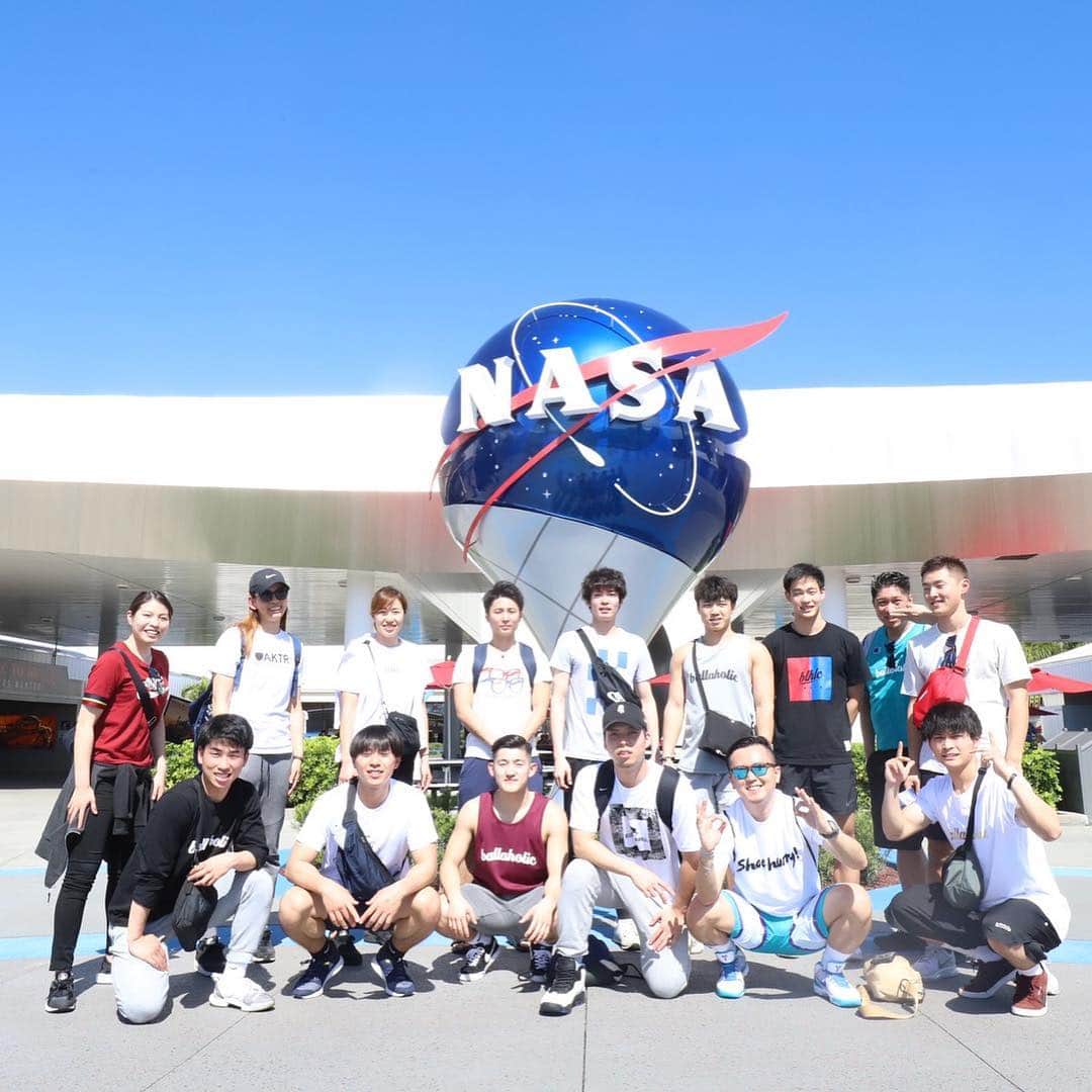 矢野良子のインスタグラム：「shoe hurry skills camp in FLORIDA  DAY1か2  w ✨NASA✨  ロケット凄〜い 建物でか〜い  って、子供か！！ w  ここでも またハプニングありましたよ  また後日載せますね。笑笑  心残りは宇宙服着てみたかったわー。  #shoehurry #守破離 #RHYMES #RSC #2handsbasketball #miamihoopschool #stance #ありきたりはつまらない #uncovertheuncommon #florida #orlando #miami」