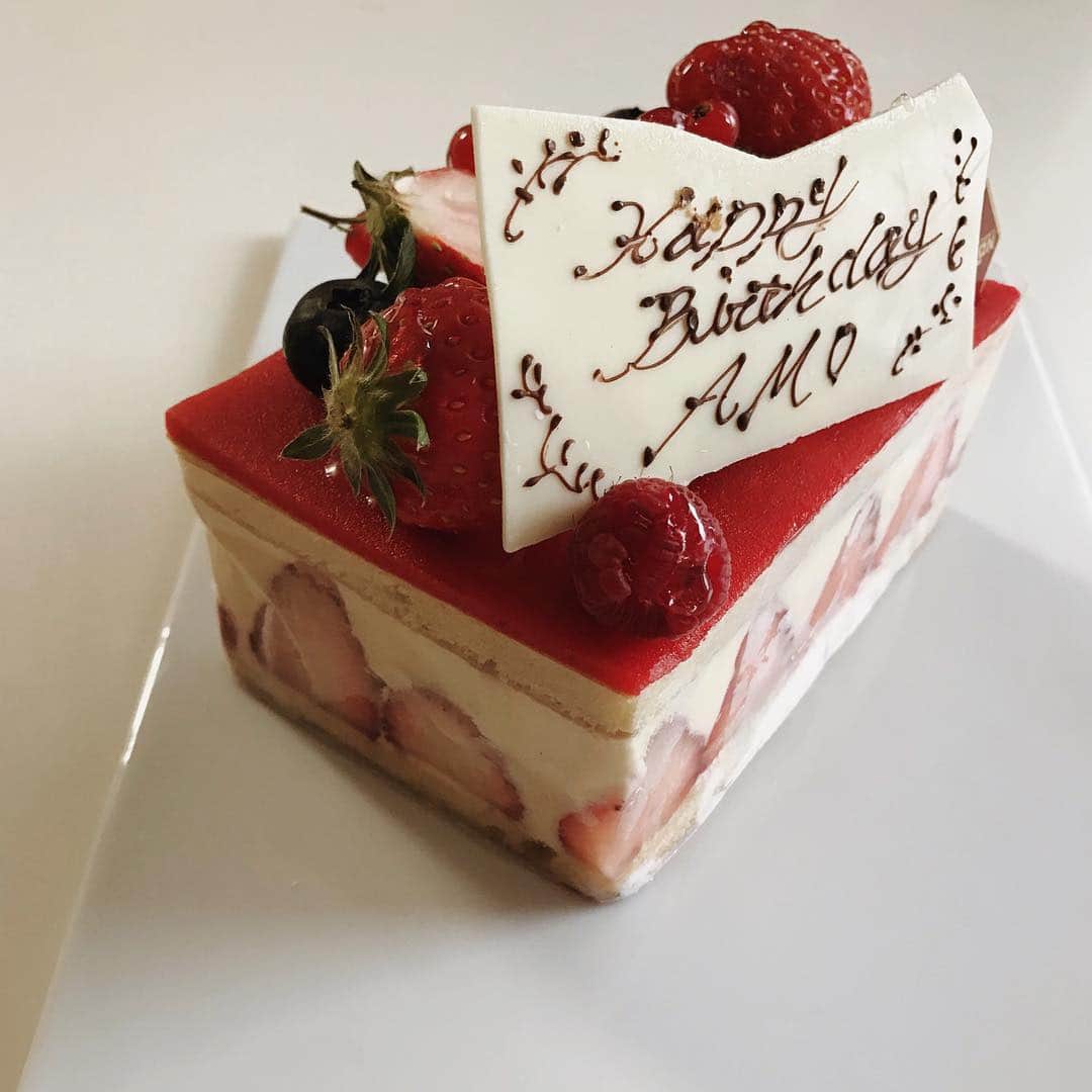 AMOさんのインスタグラム写真 - (AMOInstagram)「誕生日から ちょっと経ちましたが 先週のRUBYのミーティングの日、 @yui__okada がサプライズでケーキを用意してきてくれたっ。🍓 可愛くラッピングされたプレゼントと一緒にお手紙も💌 一見めちゃくちゃクールに見えるおかぴー。 中身も趣味も男前なおかぴー。 でもそういう気配りや 細かな部分が、 誰よりもガーリーマインド持ってるな☺️🌹って 思います。本人は恥ずかしがりそうだけど。」3月10日 8時14分 - amo_whale