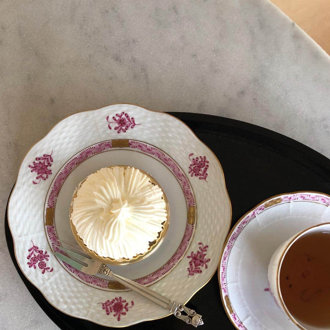 行正り香さんのインスタグラム写真 - (行正り香Instagram)「おはようございます。パレスホテルのマロンシャンティ、美味しい。##行正り香 #rikayukimasa #松島理恵子さんのお花教室でいただきました#大人な甘さ#朝、ケーキ食べる時間、好きです#Have a nice day」3月10日 8時32分 - rikayukimasa