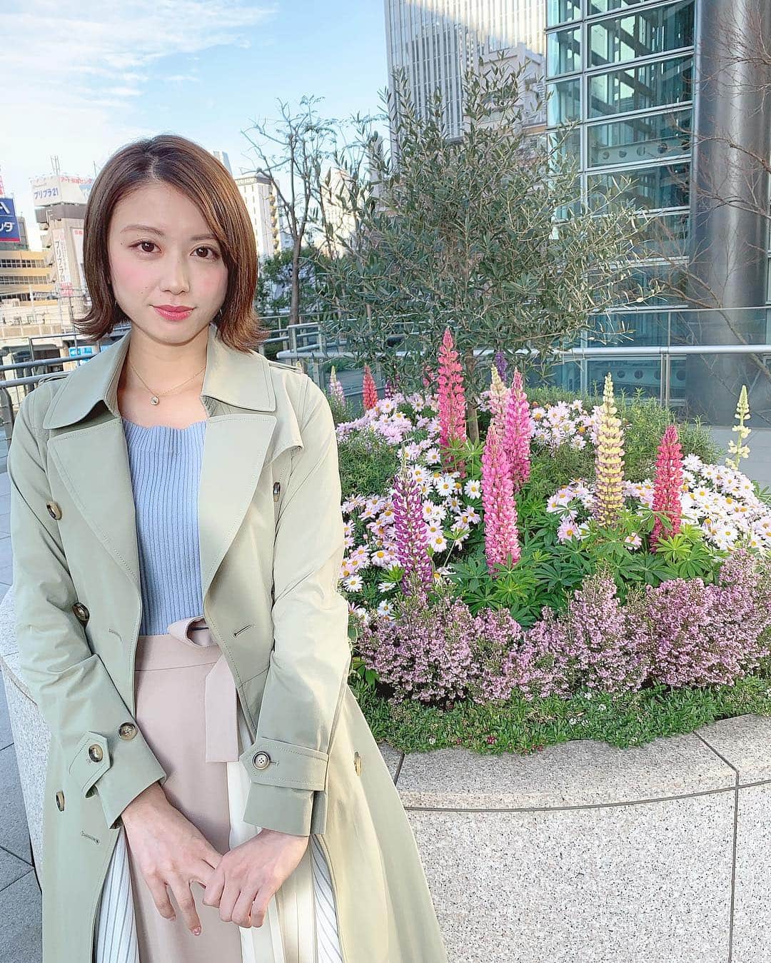のインスタグラム：「おはようございます🔆 関東地方で #春一番 が吹いたと 昨日、気象庁で発表されました🌸 ㅤㅤㅤㅤㅤㅤㅤㅤㅤㅤㅤㅤㅤ いよいよ春ですが、花粉の飛散量が多く 今年花粉症デビューされる方も多いと聞きました😩 今日も対策をしっかりして下さいね☻ ㅤㅤㅤㅤㅤㅤㅤㅤㅤㅤㅤㅤㅤ マイスタ前のお花も春仕様で可愛くなってました🌸 ㅤㅤㅤㅤㅤㅤㅤㅤㅤㅤㅤㅤㅤ #シューイチ 放送中です！ ㅤㅤㅤㅤㅤㅤㅤㅤㅤㅤㅤㅤㅤ acc #stellarhollywood  tops #willselection  skirt #swingle  outer #andcouture  shoes #enchanted  ㅤㅤㅤㅤㅤㅤㅤㅤㅤㅤㅤㅤㅤ」