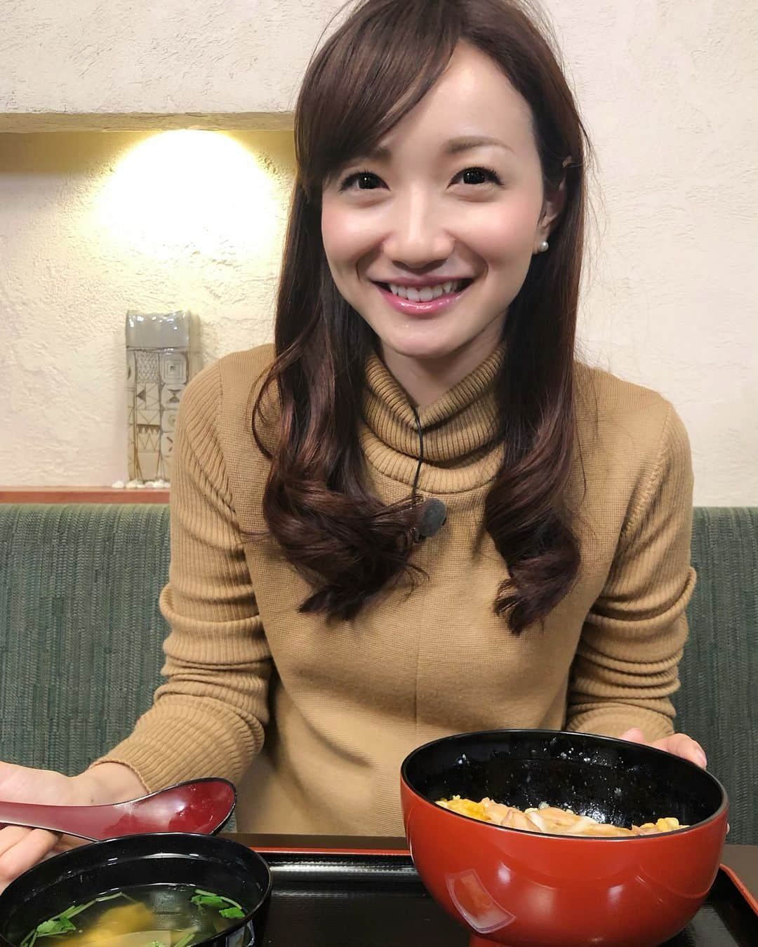 松原江里佳さんのインスタグラム写真 - (松原江里佳Instagram)「🍓 FMヨコハマ 「COLORFUL KAWASAKI」  今日の18時15分からオンエアです！ 🍓 写真は先日放送したnews every.での取材先の様子です❤️ 🐥 ふぐ刺しもちょこっと試食させていただきました♪ありがたいです💝 #親子丼 #ふぐ  #でこ  #スターダスト#フリーアナウンサー #dj #ラジオ #川崎 #横浜 #fmヨコハマ #colorfulkawasaki #キャッチコピー #広告 #pr」3月10日 9時58分 - erika_matsubara