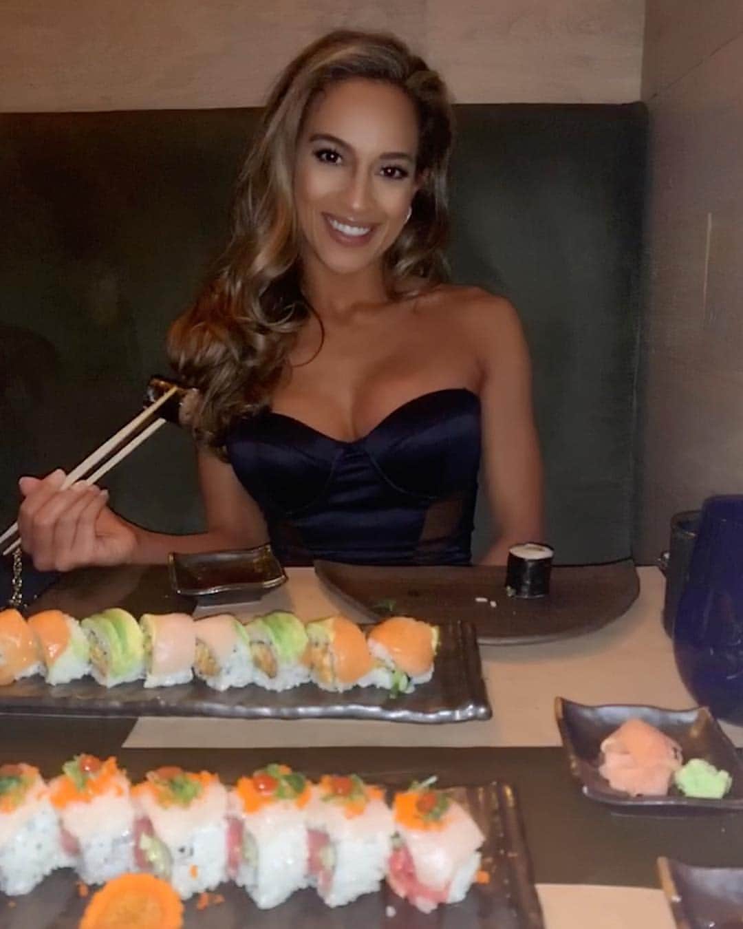 Sarah Mundoさんのインスタグラム写真 - (Sarah MundoInstagram)「Love it raw! 🍣  #sushi #eatClean #health」3月10日 10時07分 - sarah_mundo