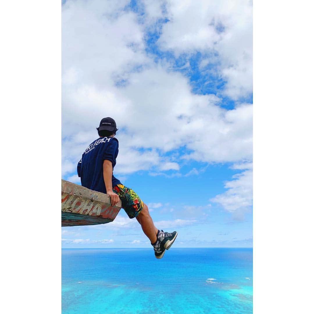 のインスタグラム：「Aloha Hawaii🌴🌏. ピルボックス🌺オバマ前大統領もチャレンジしたというラニカイ・ピルボックス(戦時中に作られたコンクリート製の陣地)はラニカイ・ビーチの美しい景観が望めるオアフ島人気のスポットです🏝✨！ -----✈︎-----⚓︎ #船医 #世界一周 #地球一周 #ハワイ #ホノルル #ワイキキ #ピルボックス #ラニカイピルボックス #ラニカイビーチ #カイルアビーチ #オアフ島 #アメリカ #旅 #shipdoctor #roundtheworld #hawaii #honolulu #waikiki #pillbox #lanikaipillbox #lanikaibeach #kailuabeach #oahu #america #landscape #follow #followme #フォローミー #catlove #catlover」