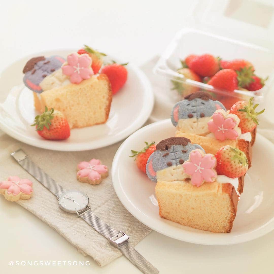 Song Sweet Songさんのインスタグラム写真 - (Song Sweet SongInstagram)「Eeyore Strawberry Cake 🌸 ช่วงนี้หน้าฟีดมีแต่รูปซากุระ ฮือววว มีแต่คนไปเที่ยว อิจฉาที่ซู้ดดด  สำหรับคนไม่ได้ไปเที่ยวไหนอย่างเรา ก็นั่งมโน กินเค้กเย็นๆใต้แอร์ที่บ้านไปก่อนละกัน 😆💕 ☀️ต้อนรับหน้าร้อน(มากจริงๆ)ไปกับ @danielwellington เพียงซื้อนาฬิการุ่นใดก็ได้ รับฟรีไปเลยสายนาฬิกา ยิ่งถ้าใช้โค้ด “ sweetsongDW ” รับส่วนลดพิเศษเพิ่มอีก 15% ถึง 21 เมษายนนี้ที่ www.danielwellington.com เท่านั้นนะะะ!☀️ #DanielWellington #dwpickoftheday」4月8日 13時39分 - songsweetsong