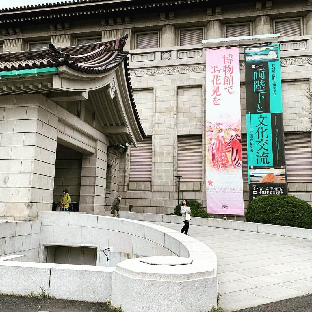 こにわさんのインスタグラム写真 - (こにわInstagram)「先日、東京国立博物館で「両陛下と文化交流」を見てきました。  僕がお会いした方とお話をさせて頂くなかで、天皇陛下、元号、様々な日本の話をお聞きしました。  若い時には感じる事が出来なかった両陛下の凄さ、元号が変わる事の意味合いを自分なりに感じました。  そして自分が今、artの勉強をしているタイミングもあり、両陛下がどのような美術品を愛でてきたのかを見たくて行ってきました。  僕は美術品を見て初めて涙が出ました。  そこにあった美術品は本当に愛に溢れていました。 ご家族への愛、私たち日本国民への愛、そして、過去の全ての方々への愛。  どの美術品がどうだからいい、とかそういったものを超越してました。  元号が変わる前に行けて本当に良かったです。 そして、日本人として生きてる事に誇りを持つ事が出来ました。」4月8日 13時42分 - koniwa1982