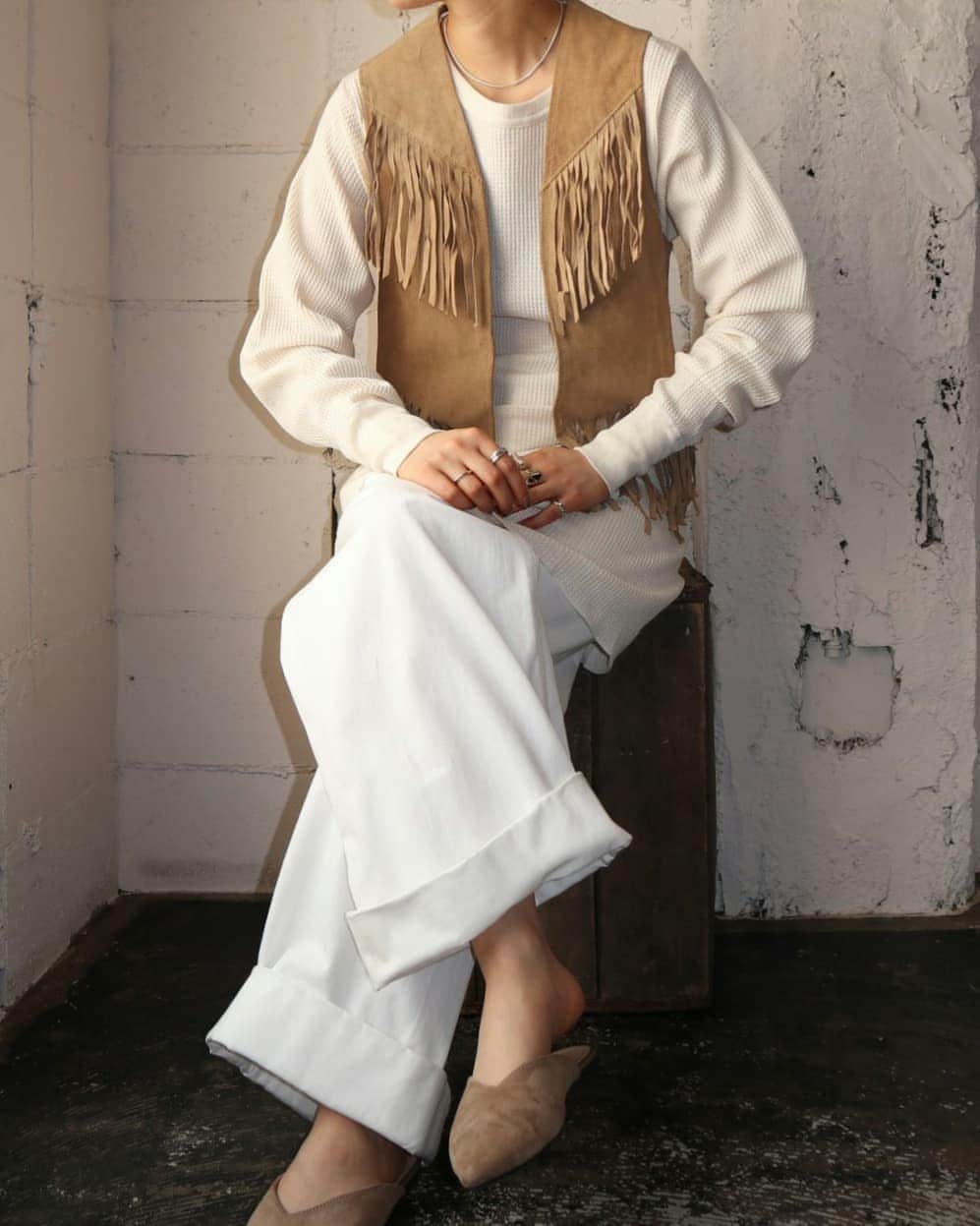 吉祥寺 古着屋 Orfeoのインスタグラム：「Suede Fringe Vest Style  #Orfeo #Kichijoji #Tokyo #vintage #used #fashion #coordinate #outfits  掲載商品のお問い合わせはメールにて承っております。コメント、DMでのお問い合わせは受け付けておりませんのでご了承ください。」