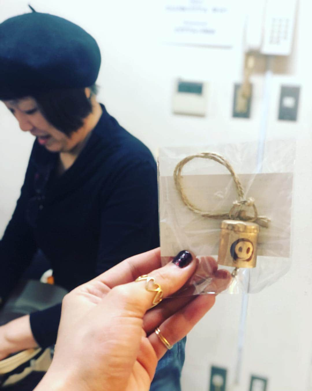 小春さんのインスタグラム写真 - (小春Instagram)「#脱走ツアー 始まりまして。昨日は初日ありがとうございました。ぺらっぺらな感想でアレなんですが最高でしたハイ🏕グッズもあれこれ作りまして、小春が描き描きしたやつ皆さん手に入れてくだされ。ちなみにトートバッグに付いてる鈴は母アキちゃんの描いた豚マーク付き。一家総出。」4月8日 13時43分 - suttokodokkoiii