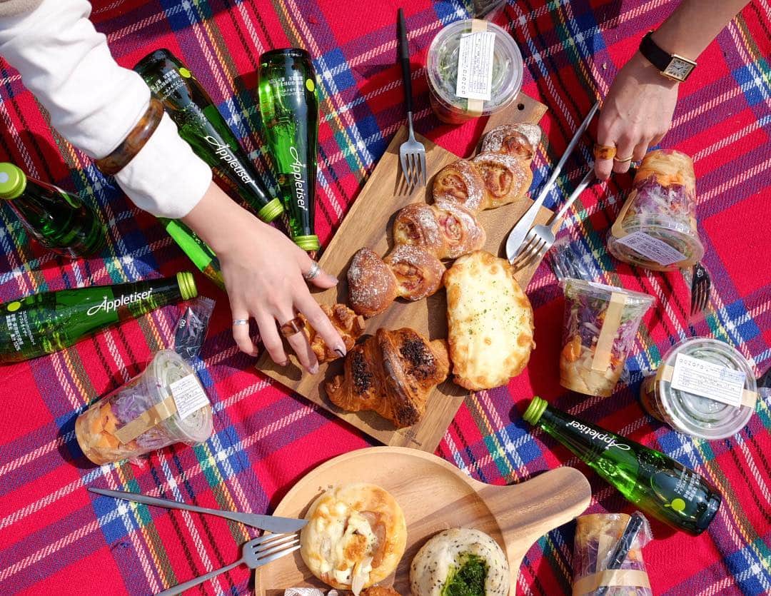 Keikooooooのインスタグラム：「楽しかった朝活🥪 天気も良くて、みんなで、ワイワイ楽しかった☺️🌸 朝7時に場所取りしてくれたり、テーブルや椅子も用意してくれたかずみちゃん。 美味しいパンを4人で買いに行って、眠たいけど、頑張ってノーメイクで来たなつきちゃん🤣。 また来年も参加したいな🌸🌸🌸 ☺️🍡 途中、ミライちゃん🐶が現れて、芸能人並みの歓迎🤣。（なんか勝手にカレンちゃんと名前本気で思い込んでた爆www） ミライちゃんは、人並みに大きくて本当にびっくりした笑。 #お花見 #桜 #お洒落なピクニック #keityめし @ariesmirage」
