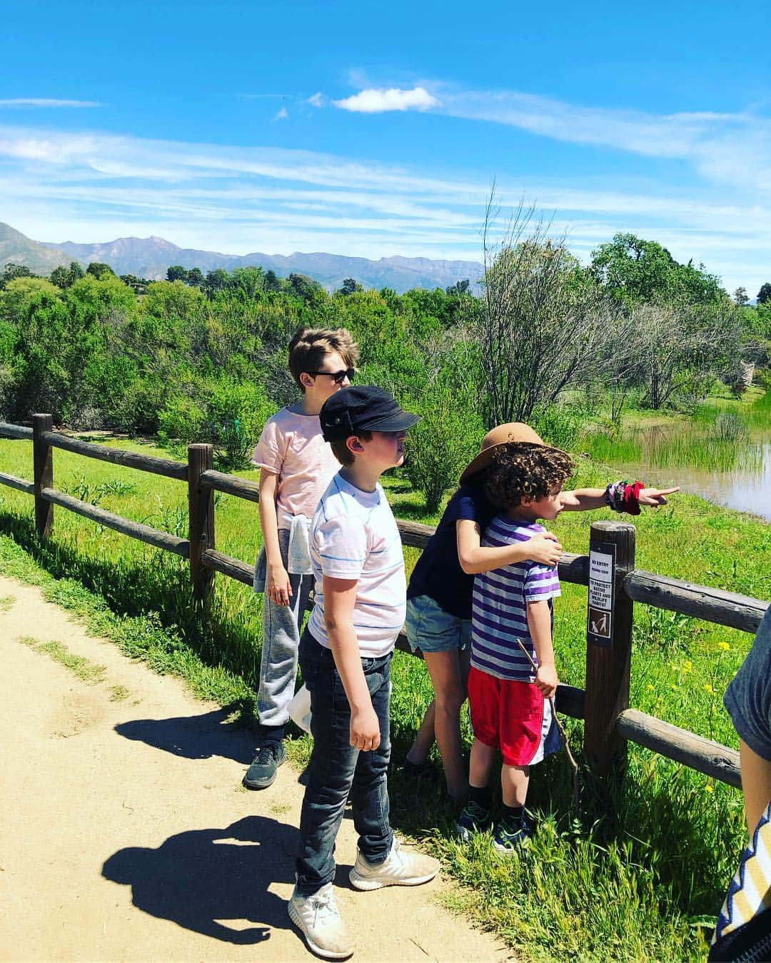 メイム・ビアリクさんのインスタグラム写真 - (メイム・ビアリクInstagram)「Spent a very restful #Shabbaton in #ojai with my small people and my friends Abby and Avram and their small people. We saw rabbits 🐇 and horned owl babies 🦉 in a nest and vultures and pretty clouds and wildflowers. It was quiet and peaceful. #rest #shabbos #powerdown」4月8日 13時48分 - missmayim