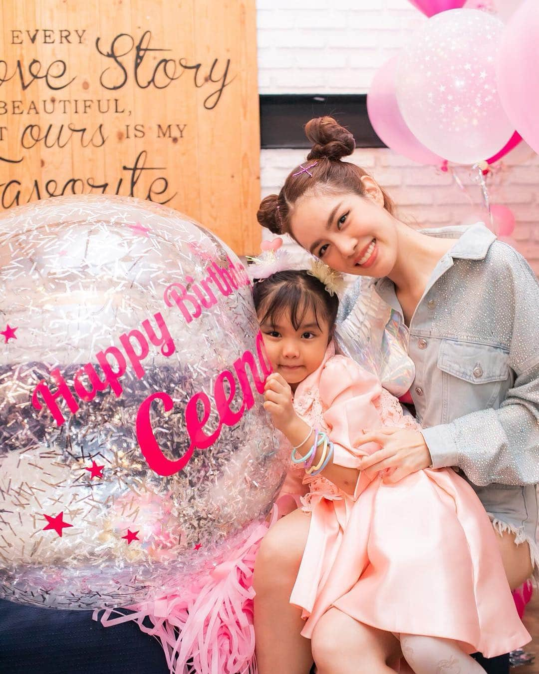 グレース＝カンクラオさんのインスタグラム写真 - (グレース＝カンクラオInstagram)「Happy Birthday baby Ceena! 5 ขวบแล้วนะค้าคนเก่ง ขอให้หนูตั้งใจเรียน เป็นเด็กดี เป็นที่รักของทุกคนและน่ารักแบบนี้ตลอดไปนะค้า ดีใจที่เราได้มารักกันสนิทกันแบบนี้ หนูเป็นกำลังใจที่ดีของป้าเกรซและทุกๆคนมากเลยน้า รักซีนาที่สุดเลยค่า! 💗 #รูปนี้หลานแอ๊บเรียบร้อยมาก 55 #Ceenabday2019」4月8日 13時50分 - gracekanklao