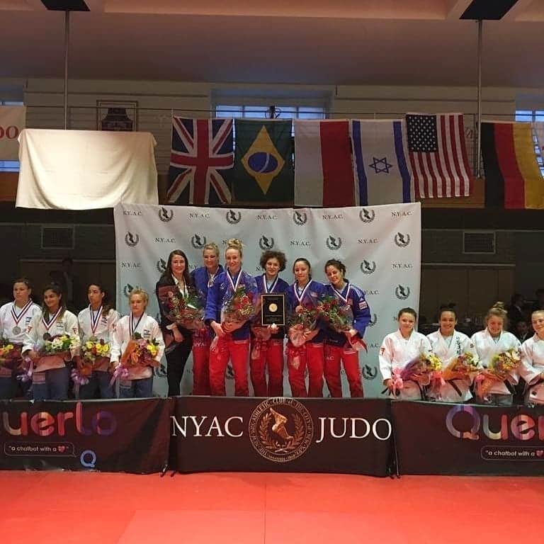 マルティ・マロイのインスタグラム：「"In #NewYork there's nothin' you can't do." This weekend I had the incredible pleasure of coaching the @newyorkac Womens' team at the #nyopenjudo team competition where we were able to bring the title back to the #NYAC 🤩! The event featured an amazing reunion that brought together 8 #usajudo Olympic medalists from the first games that included judo in 1964 through the last one in 2016. 😁  What an honor to be trusted to coach by the ladies I once trained with and the club I once fought for in an atmosphere of goodwill. 😊😊」