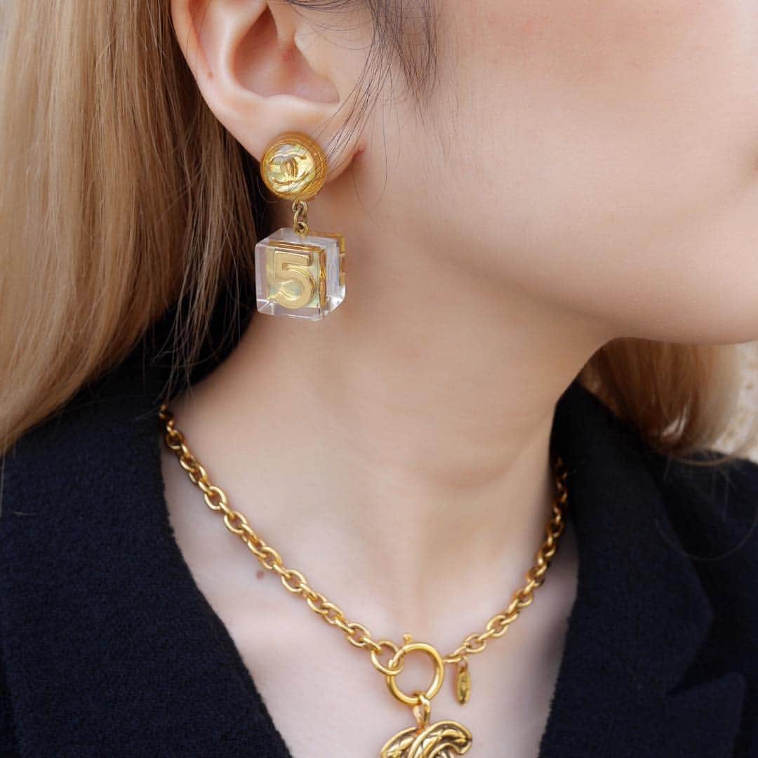 のインスタグラム：「SOLD OUT. Vintage Chanel earrings from 1997.≫ Free Shipping Worldwide✈️ DM for more information ✉️ info@amorevintagetokyo.com  #ヴィンテージ #シャネル  #ヴィンテージシャネル #ヴィンテージブランドブティック #アモーレ #アモーレトーキョー #表参道 #青山 #東京 #chanel #vintage #vintagechanel #chanelvintage#amoretokyo #amorevintage #vintageshop」