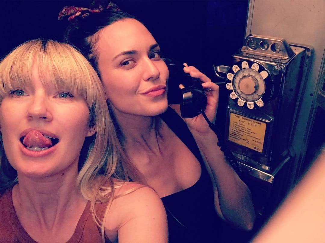 オデット・アナブルさんのインスタグラム写真 - (オデット・アナブルInstagram)「What a night celebrating you @heyjengeorge 📞 👯‍♀️ 🎶」4月8日 13時58分 - odetteannable