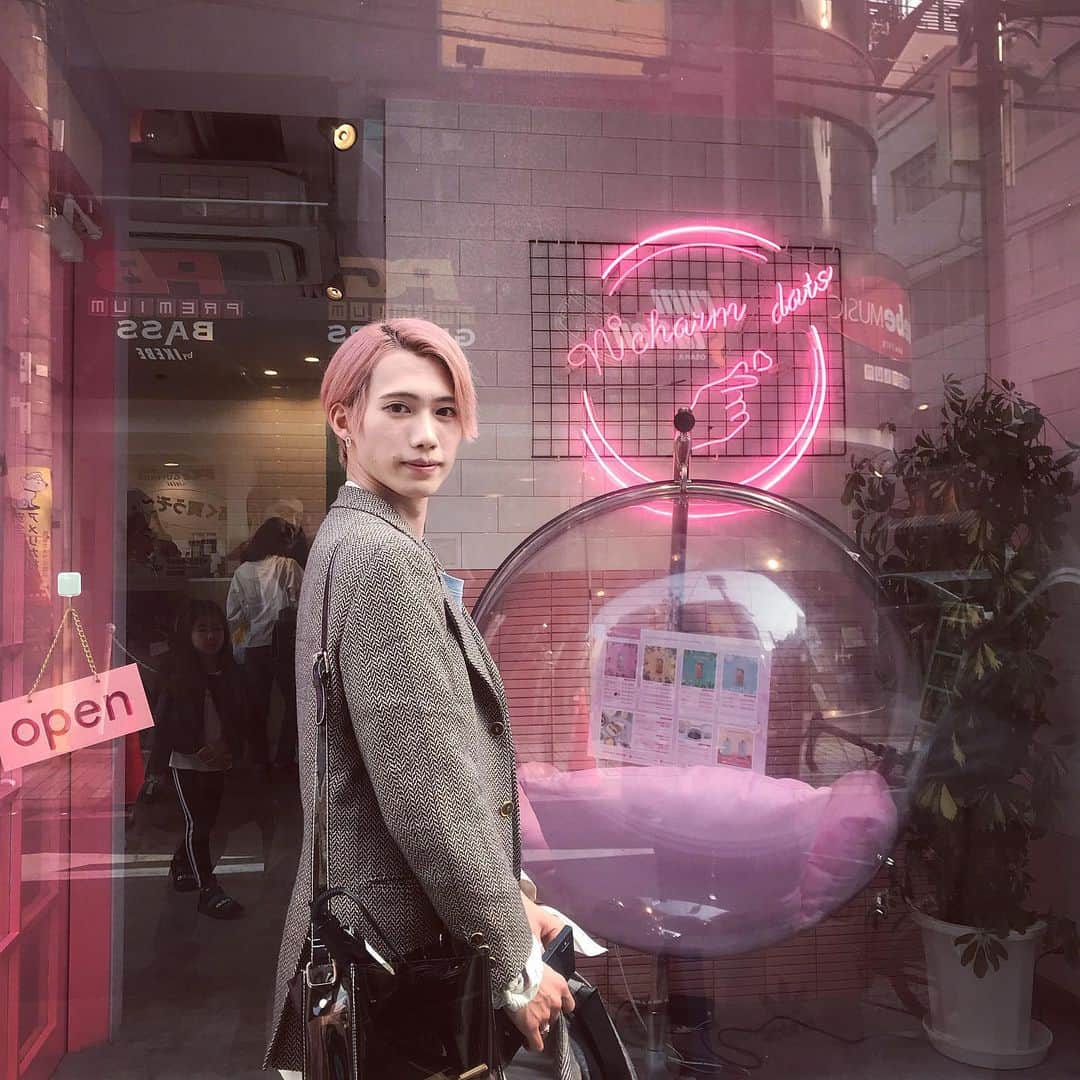 志村禎雄さんのインスタグラム写真 - (志村禎雄Instagram)「. . .  空き時間にみんなで大阪を色々回ってたら つばさに「 だおの部屋があるぞ！」って 言われて見たらすごく可愛いインスタ映え な場所を見つけました⚑  nice つばさ😋😋 photo by Tsubasa  #OSAKA #Pink」4月8日 14時13分 - s.dao_