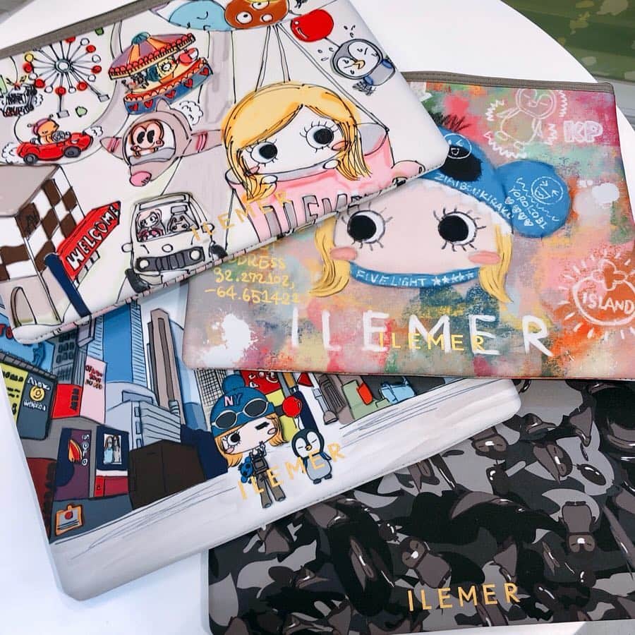 ILEMERさんのインスタグラム写真 - (ILEMERInstagram)「マルチに使えるクラッチポーチ✨ バッグinバッグや旅行用にも◎ ・ ・ #イルメール #ilemer #イーマリーちゃん #キャラクター #着ぐるみアート #クラッチポーチ #ポーチ  #ウエットスーツ素材 #FUKAFUKA #万能アイテム #ファンタジー #アタオランド #atao #神戸 #神戸国際会館sol  #コーディネート ・ ・ 【FUKAFUKA/クラッチポーチ ￥4800＋税  全8種】」4月8日 14時05分 - ilemer_official