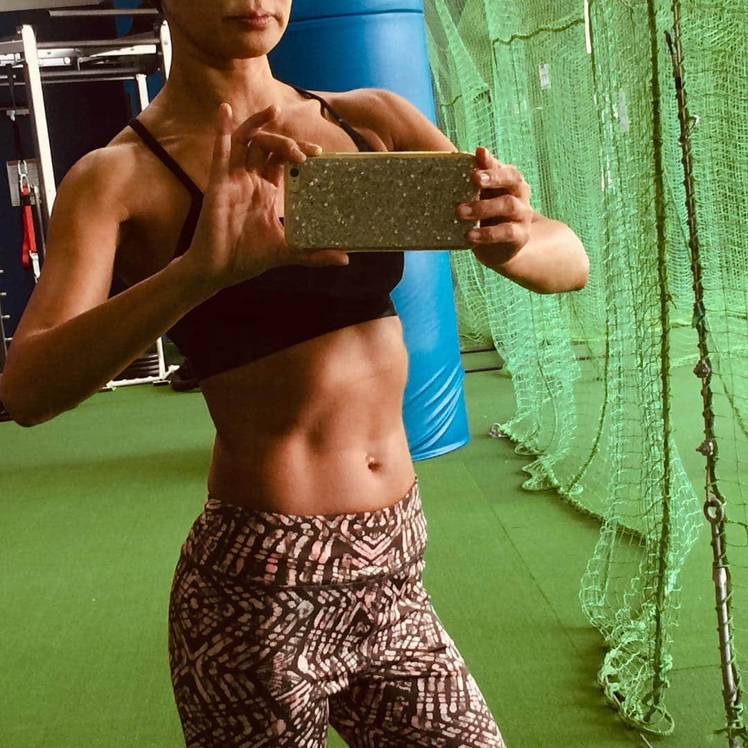 高頭なおのインスタグラム：「室内暗めに、感謝・・・ 陰影で、カッコよく見える✨ 写真マジック👍 #ボディメイク#美ボディ #ダイエット#タンパク質 #筋トレ女子#クビレ #ヒップアップ#50代 #アラフィフ#BBJ #美脚#美尻#光研」