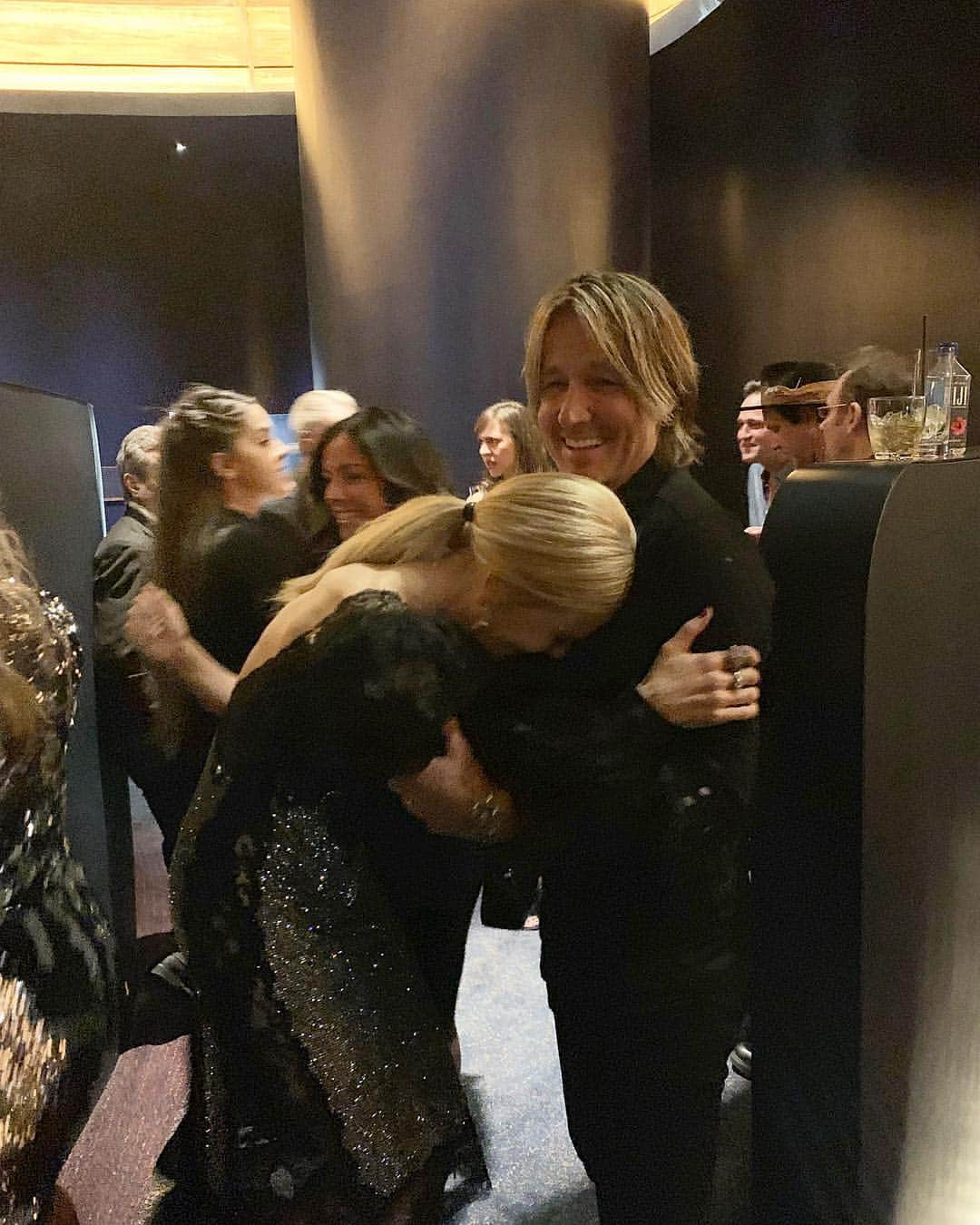 ニコール・キッドマンさんのインスタグラム写真 - (ニコール・キッドマンInstagram)「The night is just beginning!! Celebrating entertainer of the year at the #ACMAwards! THANK YOU EVERYONE! 🎉🎉」4月8日 14時08分 - nicolekidman