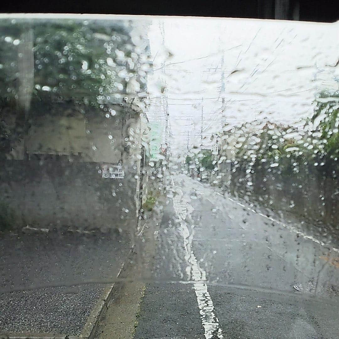 浅井優さんのインスタグラム写真 - (浅井優Instagram)「あさい目線。。。 １枚目の写真はあさいが見ている光景です  なにか分かりますか？  正解は ↓ ↓ ↓ ↓ ↓ ↓ ↓ ↓ ↓ ↓ ↓ ↓ ↓ ↓ 『屋根付きバイク（雨の日）』でした。 #ワイパーが水を切っている #ところが下過ぎて、 #かなり体を低くしないと #ちゃんとした景色は見えない #もっと上の方までワイパーを！！ #最後の写真 #我ながら可哀想 #進撃の巨人 #に出てるキャラが #室内で巨大化する途中状態 #わかる人にはわかると思う↑ #あさい目線 #約2メートルの目線 #本当は１９３㎝の目線 #アサインスタワー #193目線 #一休さん目線 #別世界へようこそ #高いところからすみません  #バケモン先生 #大谷翔平 選手と #同じ身長 #大谷目線」4月8日 14時08分 - bakemon_sensei