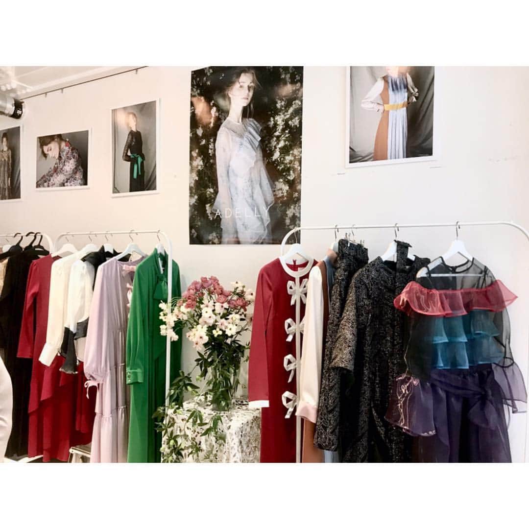 山下耀子さんのインスタグラム写真 - (山下耀子Instagram)「. . 先日 #ADELLY さんの展示会に お邪魔させていただきました☺️ どのデザインもオリジナルで全部可愛い …  これらをサラリと着こなせるような女性に 早くならねばと思うばかりでした🥺💗 これからもお世話になります！よろしくお願いします。」4月8日 14時21分 - twinkleyesy