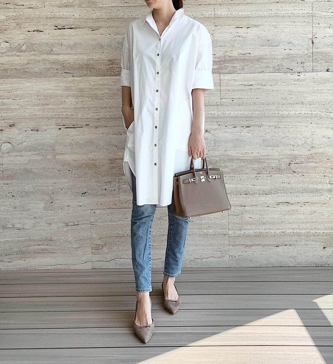 Shokoのインスタグラム：「＊Fashion＊ Slowly getting back in my routine! ・ Excited to be wearing the shoes I brought in for @sutequi, an exclusive color order which I’ve been brewing since last year. I’ve always loved the Etoupe color as it’s so subtle and goes with any color. And makes a perfect match for this Hermes bag. Suede material makes the style even more chic! ・ As for clothes, I could barely fit back into the AG jeans and still have super wobbly stomach so wearing shirtdress hehe. ・ #outfitpost | shirtdress #acnestudios | jeans #agjeans in Casey | bag #Hermes Birkin Etoupe 25 | shoes #pellico @sutequi」