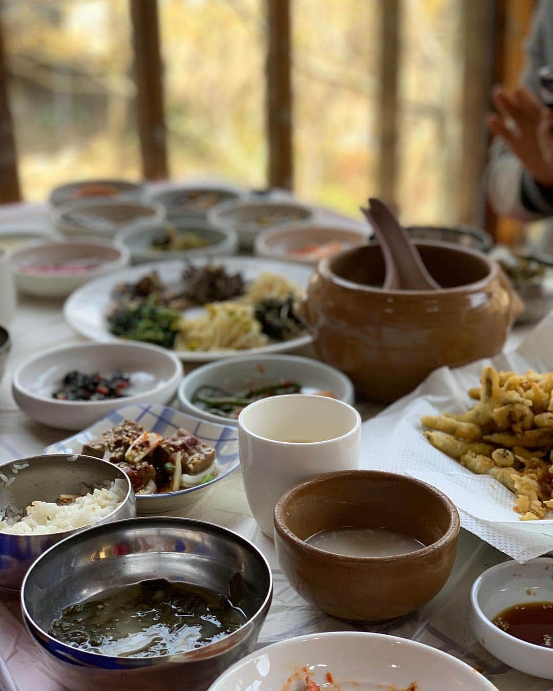 渡辺康啓さんのインスタグラム写真 - (渡辺康啓Instagram)「春真っ盛りの南韓国を旅してきました。 野山を見渡せば桜や梨、山躑躅、連翹の花が咲き乱れ、天国のよう。 泊まったお宿の朝食は野菜たっぷりで有名らしく、今が盛りの山菜をナムルにしたものをたっぷりといただきました。韓国ではあまりイメージできなかった茶畑や、発酵茶を作るお坊さんを訪ねたり。この辺りでは菊の花や木蓮の花もお茶にして飲むそうです。美味しい発酵茶を買ってきたので、奈良に持っていきますね。 じゃがいもの極めてシンプルなチヂミは、ほとんどフランスのじゃがいものガレットのようで、甘くてもっちもち。鶏料理が有名なレストランでは、もうお腹がはちきれんばかりに食べた後に出されたお粥を、するりと食べてしまったり（美味しいと胃が広がる）、朝の5時に起きて食べたコムタンスープも忘れられない味。 ソウルでは、よく働く若いご夫婦の営む小さな食堂でいただいた、繊細で美しい野菜のチヂミや牛脛の煮込みの美味しさがとても印象に残りました。 週末の奈良、くるみの木の料理会で作りたい料理、岩田さんの器に盛りたい料理がたくさんあります。食材もトランクにいっぱい買って帰りましたので、どうぞお楽しみに。 4月13日（土）11時〜、18時〜・4月14日（日）11時〜　秋篠の森、なず菜にて。 ご予約は月草（0742-47-4460）までお願いいたします。」4月8日 14時16分 - watanabeyas