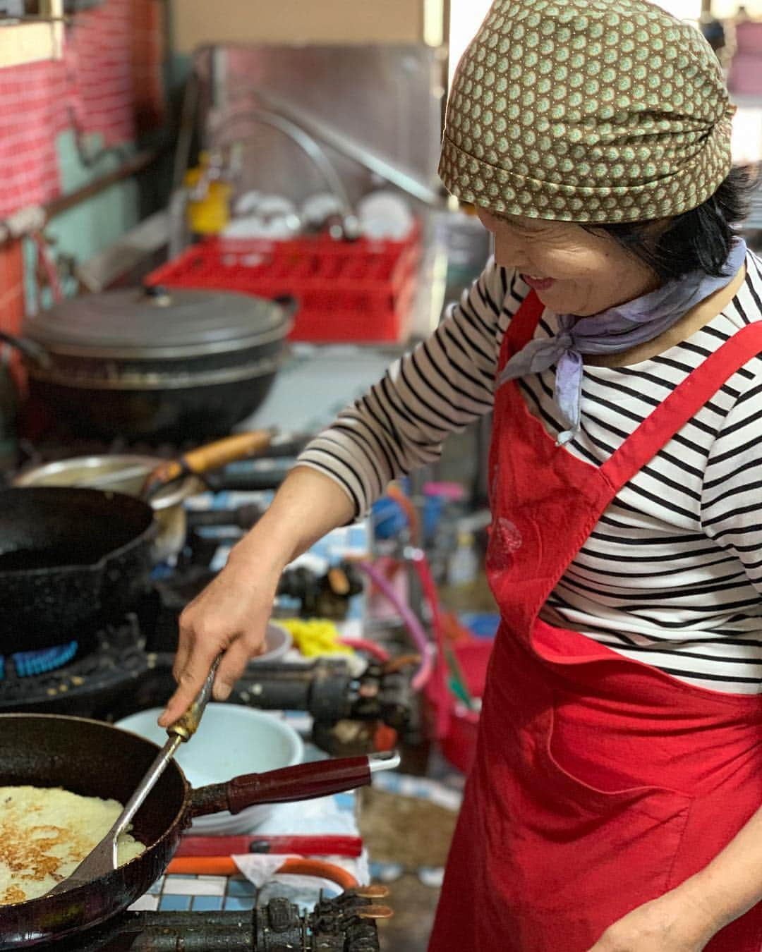 渡辺康啓さんのインスタグラム写真 - (渡辺康啓Instagram)「春真っ盛りの南韓国を旅してきました。 野山を見渡せば桜や梨、山躑躅、連翹の花が咲き乱れ、天国のよう。 泊まったお宿の朝食は野菜たっぷりで有名らしく、今が盛りの山菜をナムルにしたものをたっぷりといただきました。韓国ではあまりイメージできなかった茶畑や、発酵茶を作るお坊さんを訪ねたり。この辺りでは菊の花や木蓮の花もお茶にして飲むそうです。美味しい発酵茶を買ってきたので、奈良に持っていきますね。 じゃがいもの極めてシンプルなチヂミは、ほとんどフランスのじゃがいものガレットのようで、甘くてもっちもち。鶏料理が有名なレストランでは、もうお腹がはちきれんばかりに食べた後に出されたお粥を、するりと食べてしまったり（美味しいと胃が広がる）、朝の5時に起きて食べたコムタンスープも忘れられない味。 ソウルでは、よく働く若いご夫婦の営む小さな食堂でいただいた、繊細で美しい野菜のチヂミや牛脛の煮込みの美味しさがとても印象に残りました。 週末の奈良、くるみの木の料理会で作りたい料理、岩田さんの器に盛りたい料理がたくさんあります。食材もトランクにいっぱい買って帰りましたので、どうぞお楽しみに。 4月13日（土）11時〜、18時〜・4月14日（日）11時〜　秋篠の森、なず菜にて。 ご予約は月草（0742-47-4460）までお願いいたします。」4月8日 14時16分 - watanabeyas