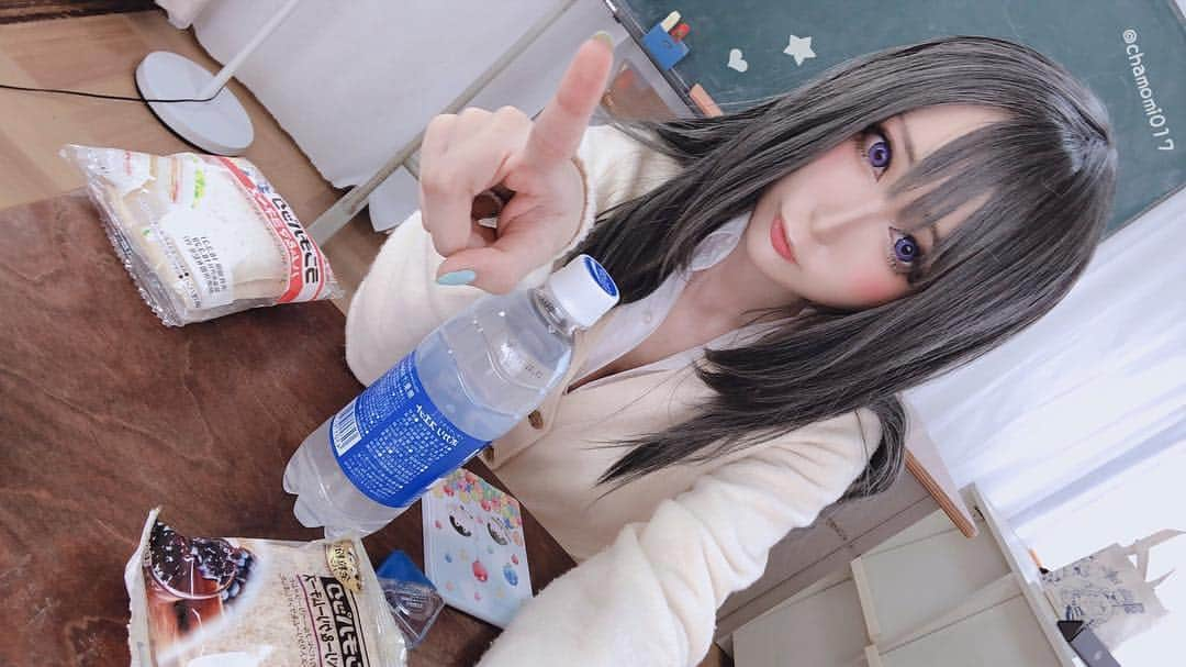 華密美琉さんのインスタグラム写真 - (華密美琉Instagram)「インスタもお昼のJK🥪 ツイートはこちら💁‍♀️ https://twitter.com/chamomi017/status/1115093517292826625?s=21 今日から授業開始❓クラス替え❓ 初授業は遅刻しなかった❓🚃 新しい1年を目一杯楽しんでね😉✨ 新しいクラスメイトと仲良くね☺️ みんなは学生時代なに部だった❓🧐」4月8日 14時30分 - chamomile_chami