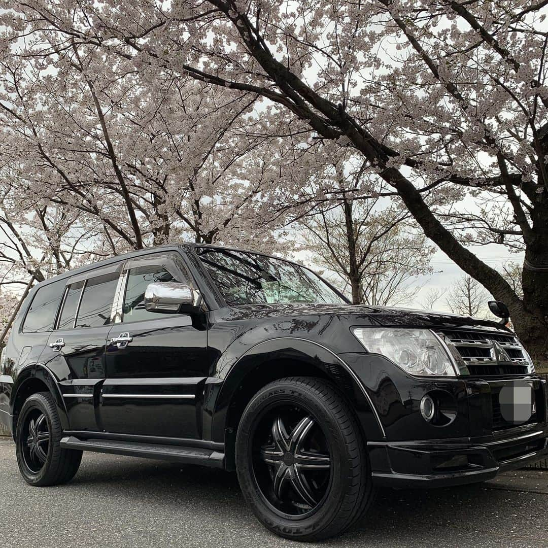 阿部友和さんのインスタグラム写真 - (阿部友和Instagram)「富山も暖かくて桜も満開🌸 こいつとももうあと何ヶ月でお別れやけんいろいろ写真撮っとこ。もう乗りたくても走行キロ的に厳しいけん次を考えつつあと何ヶ月でこいつとどこに行こうかどこに連れてってくれるんやろーか。楽しみながら最後まで乗ってあげよー。阿部ガレージの汗の結晶の一台。  #桜 #パジェロ #車好きな人と繋がりたい #次は何にしよ #富山 #環水公園 #富山グラウジーズ  #レンジローバースポーツ #レクサスlx」4月8日 14時23分 - tomokazu_abe