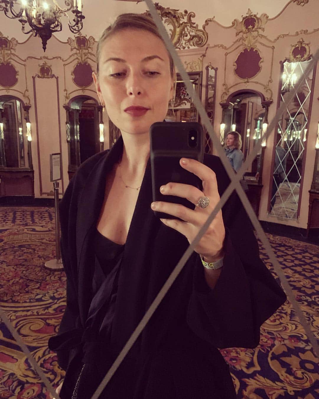 マリア・シャラポワのインスタグラム：「Inside the Los Angeles Theater, awaiting one of my bucket list performances @jose.gonz.music. How beautiful is this venue!」