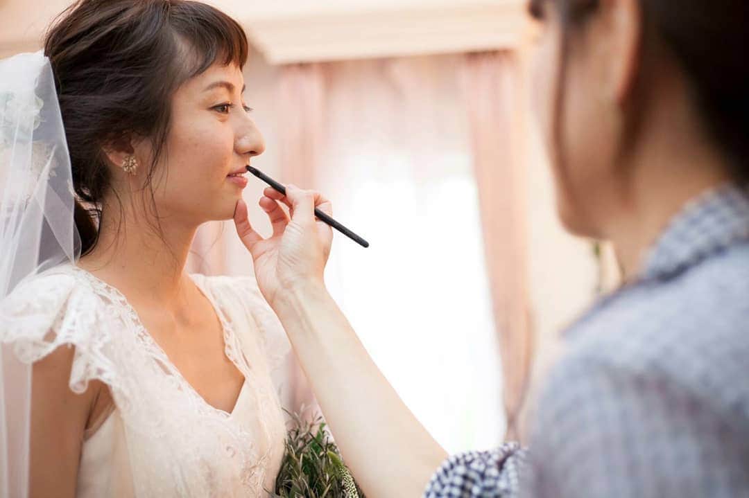 BARN&FOREST148さんのインスタグラム写真 - (BARN&FOREST148Instagram)「. 本日の主役 照れながら最後の仕上げです💄✨ . . . 映画のような、たった一つの感動 @barn_and_forest148  HPもしくはお電話にて お気軽にお問い合わせください♬*゜ . #barnandforest148 #148cafe #barn #148花嫁 #バーンアンドフォレスト #バーンアンドフォレスト148 #レストランウェディング #流山 #流山おおたかの森 #千葉花嫁 #結婚式写真 #結婚式場 #結婚式レポ #プレ花嫁 #卒花嫁 #緑のある結婚式場 #ガーデンのある結婚式場 #日本中のプレ花嫁さんと繋がりたい #全国のプレ花嫁さんと繋がりたい #こだわりのウェディング #自然 #2019春婚 #2019夏婚 #2019秋婚 #フォーシスアンドカンパニー」4月8日 14時29分 - barn_and_forest148