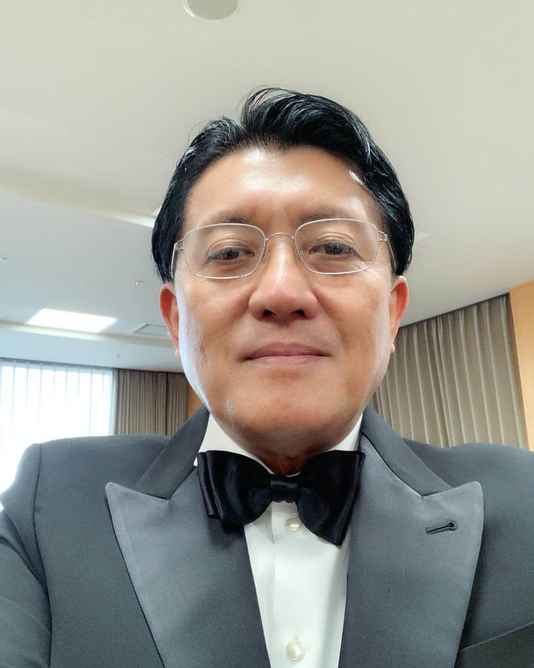 平井卓也さんのインスタグラム写真 - (平井卓也Instagram)「天皇皇后両陛下の御臨席のもと、第35回日本国際賞授賞式が開催されました。日本国際賞は、科学技術の分野で独創的、飛躍的な成果を挙げ、その進歩に大きく寄与し、人類の平和と繁栄に著しく貢献した科学者に授与するもの。本年は、岡本佳男博士、ラタン・ラル博士のお二方が受賞されました。おめでとうございました。写真撮影ができなあので、大臣室でセルフィー。 #平井卓也 #日本国際賞」4月8日 14時32分 - hiratakuchan0125
