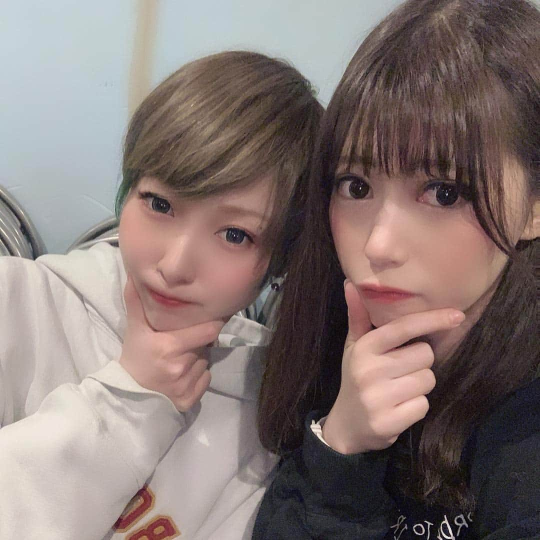 安森彩那さんのインスタグラム写真 - (安森彩那Instagram)「2019.4/5.6.7 おとなの成長日記⑩ 無事に千秋楽まで誰ひとり怪我することなく駆け抜ける事ができました。 皆さんの貴重なお時間をこの舞台に頂きありがとうございました🥺 コント全然12個、芝居と笑いあり涙ありと盛りだくさんでした。皆さんはどのコントがスキでした？？ - わたしがコントで出演したのは 【コント】 ・兄貴(ヤクザ) ・映画の現場 ・同窓会(あらやだ、安森) 【芝居】 ・あの時に… - にです。 コントの演出はあの！フリップ芸人 大谷健太さんに演出して頂きました✨ - 兄貴では兄貴( @hiroto.813 初瀬川博人)の女。兄貴は実はドMというオチで、その女のドS役をやらせて頂きました。 何をして欲しいか聞くんだけど、全てアドリブなのです。 おちりペンペンとビンタ痛かったよね～。ごめんね。 - ・映画の現場ではベッドシーンをやりました。最初の配役ではあおいちゃんやりおちゃんがやってたスタッフだったんだけど、ベッドシーンを全力でできるのは安森ちゃんしかいないからという事で変更。どういう事(笑) しかも外国人風ver.おーぃえすっ！ まぁ、でもやってて楽しかったです。 - ・同窓会(あらやだ、安森)では 前回のアンケートで、まーこの闇とあらやだ、安森が多く唯一復活したコントでした！有難い🥺 最後まーこが出てきて、アドリブなんだけど自分なりに楽しくやらせて頂きました。 千秋楽では、前回まーこの闇で散々言われたから何か言ってやろうと思ったけど全く闇が見つからず、今回のまーこの闇では全くいじられなかったから次回楽しみにしてるわねって事を言って袖にはけて終了予定だったんだけど、終わらないのが千秋楽。 ステージから「おい、安森あやな！」と呼ばれ、めたんこに言われました。 結果私がフリを作ってしまいました...🙊結果オーライなのかしら。 - 私が個人的に好きだったコントは ・赤ちゃん(古川たっちゃんのツッコミがよかった、あおいちゃんの対応力もよかった) ・兄貴(ヤクザ) (博人くんはヤクザもの演技似合うよね～、からのドMになる瞬間おもしろい) ・まーこの闇(まーこに感心、影での助っ人中野さんにも) ・お互い好き (ゆうじろうくんがバスを追っかける全力で呼び方変えながら走る姿が〇) ・芝居の稽古(すぐLINE聞くのかずま。氏自然体だった。千秋楽のお爺ちゃんを除き) ・君の名は(中野さんがいい意味で気持ち悪くていい) ・映画の現場(あおいちゃんのアドリブ一人語りが面白かった) かな( ⸝⸝⸝⁼̴́⌄⁼̴̀⸝⸝⸝)‪ ‪- - - - - - - - - - - - - - - - - ✄‬ ちなみにオープニングの映像は GIONくんが作ってくれました。本当にありがとう🥺 プロデューサー 初恋タローさん、 演出・照明 大谷さん、この舞台に関わる全ての方々に本当に感謝の気持ちでいっぱいです。ありがとうございました。 ‪- - - - - - - - - - - - - - - - - ✄‬ お芝居の感想はまた次にPOSTしますね！！最後まで読んでくれてありがとうございます\( ⍢ )/ ‪- - - - - - - - - - - - - - - - - ✄‬ #舞台お笑い #コント#日本 #東京 #大塚ドリームシアター #japan #tokyo #idol #event #comedian」4月8日 14時34分 - ayana.y_official