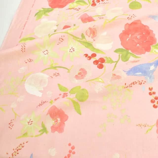 マーノクレアール (手芸のオカダヤグループ)さんのインスタグラム写真 - (マーノクレアール (手芸のオカダヤグループ)Instagram)「【naniIRO新作】「楽園」をイメージして描かれたエレガントな佇まい「fuccra」。毎年カラーを変えて発表されています。大柄なのでワンピースやサッと羽織るロングシャツ。好みだけど、手が出しづらいと思われる方にはストールに♪ . ▼naniIRO Basic-ナニイロ- fuccra Wガーゼ 綿100％ 約106cm ￥151円（税込）※10cm単位の価格となります。 . ▼取扱店舗 マーノクレアール各店 ホビースクランブル各店 オカダヤ新宿アルタ生地館 オカダヤ町田店 オカダヤオンラインショップ . #fuccra #naniIRO #伊藤尚美 #naomiito #kokka #Leinani #ナニイロ #コッカ #Wガーゼ #ダブルガーゼ #布 #生地 #ミシン部 #ミシン楽しい #手作りのある暮らし #ちくちく #手芸 #手作り #ハンドメイド #ソーイング #fabric #textile #handmade #sewing #マーノクレアール #manocreare #ホビースクランブル #HOBBYSCRAMBLE #オカダヤ #okadaya」4月8日 14時37分 - manocreare