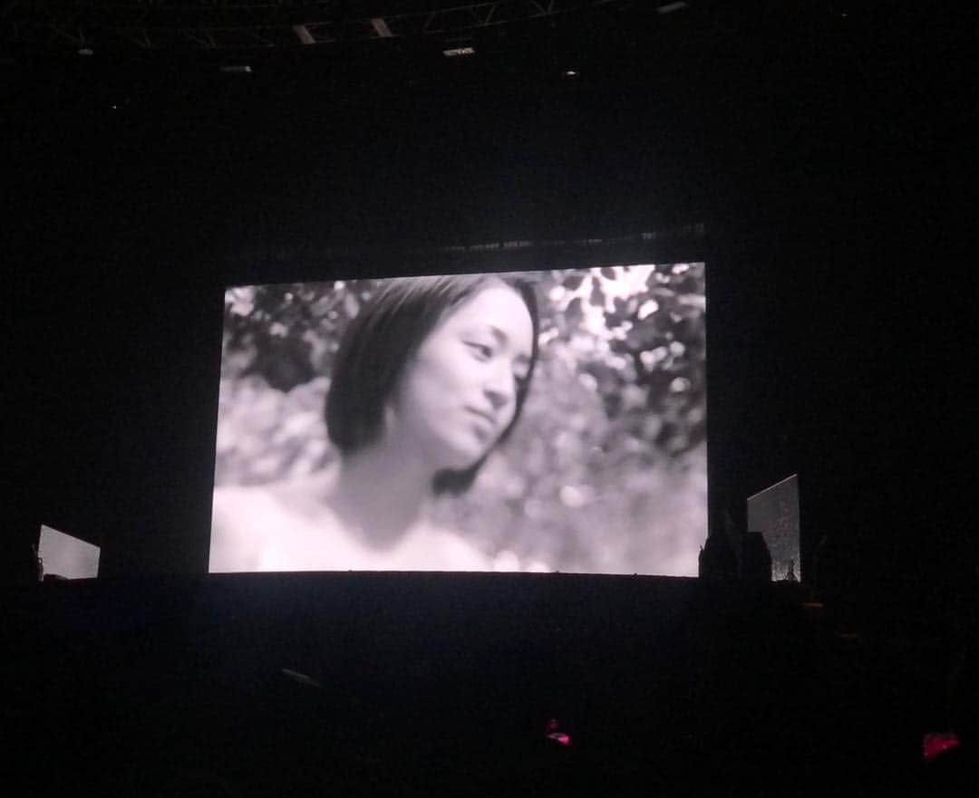 秋定麻紀子さんのインスタグラム写真 - (秋定麻紀子Instagram)「【自分にとっての平成】  あと数日で１つの時代に幕が降りる。 自分が平成での人生を振り返ると、いつだってあゆさんの声があった。 平成の歌姫は私にとって自分自身の歌姫でもある。 もし存在していなかったら一体私はどんな人生になっていたんだろう。 立ち直るキッカケをどこで作っていたんだろう。 私にとってターニングポイントだった14歳の夏の始まり。 人間関係、自分の意味のない行動の日々。 全てが嫌になり全ての人と縁を切った。 電話番号も変えて、その番号は誰にも教えなかった。 電話帳のメモリは5件。 自宅と家族の番号しか入ってなかった。 今みたいに便利な世の中じゃない。 1人で生きていこうと必死だった。 新しい友達、人と繋がる事に必死だった。 何度も孤独を感じ崩れて落ちるように泣いていた頃もある。 でも毎日毎日あゆさんの曲を聴いていた。 私にパワーくれる人があゆさんだった。 そんな私の平成。 私にとって「浜崎あゆみ」がターニングポイントだった。 そんな平成の歌姫の平成最後の LIVEを観ることができて私の人生最高だなって思った。 私を生かしてくれて本当にありがとうございます。 これからも走り続けて下さい。 私もそれを見て走り続けます。 #浜崎あゆみ #ayumihamasaki #LIVE  #powerofa #21stanniversary  #平成の歌姫」4月8日 14時45分 - makiakisada