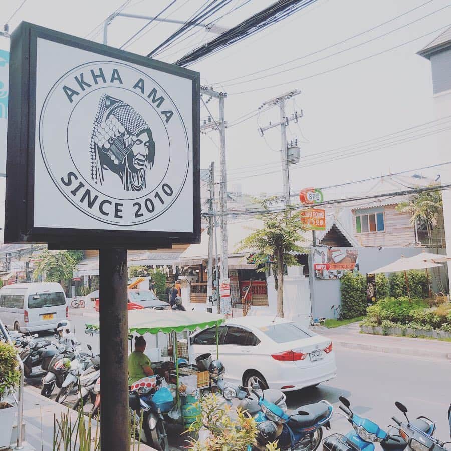 佐藤綾衣さんのインスタグラム写真 - (佐藤綾衣Instagram)「AKHA AMA COFFEE タイ北部で暮らす少数民族の村で栽培された、良質な豆で淹れた美味しいコーヒーが飲めるカフェのアカアマコーヒー🤤❤️ 1枚目 BLACK JUICE ビール瓶ぽい入れ物に入っているブラックのコーヒー！ お土産に人気らしいです🙈❤️ 酸味強めで鼻に抜ける香りがフルーティーな感じでした😊  2枚目 Dirty Latte 名前見たときは「えっ？！」って思ったけど、これがヒット😍😍 生クリームにエスプレッソで苦いけど、最後に残るのは生クリームのコクと甘み🤤🤤🤤 クリームブリュレぽいって勝手に思ってます🤪❤️ #thailand #changmai #instafood #instatravel  #thailandfood #changmaifood #changmaitrip #changmaicafe #akhaamacoffee #blackjuice #dirtylatte #cafe #coffee  #latte  #タイ #タイ旅行 #タイ料理 #チェンマイ #チェンマイグルメ  #チェンマイカフェ #アカアマコーヒー #ブラックジュース #ダーティーラテ #lcc #scoot #flight #airplane  #airasia」4月8日 14時57分 - ayagiii1130