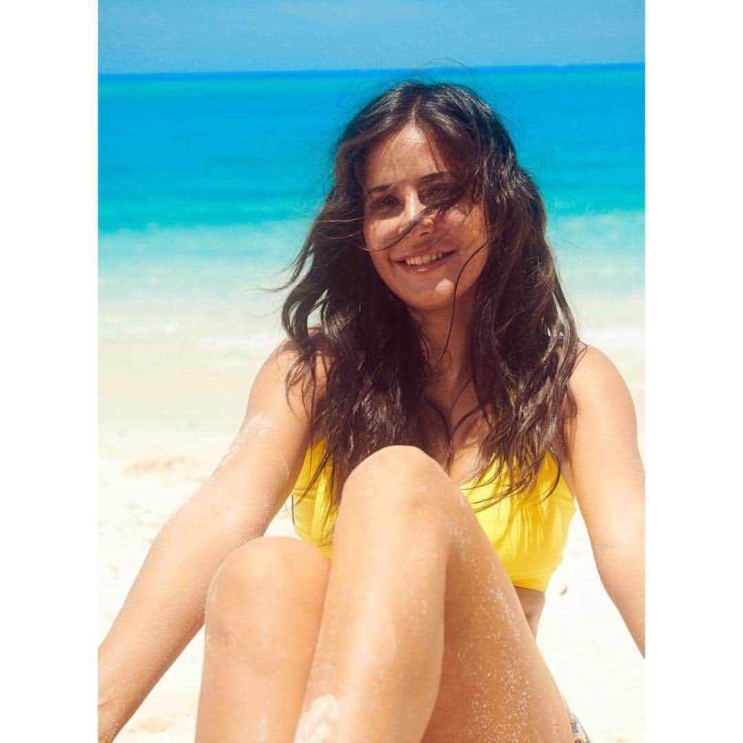 カトリーナ・カイフさんのインスタグラム写真 - (カトリーナ・カイフInstagram)「Sky above,sand below, peace within 🌊☀🥳」4月8日 14時50分 - katrinakaif